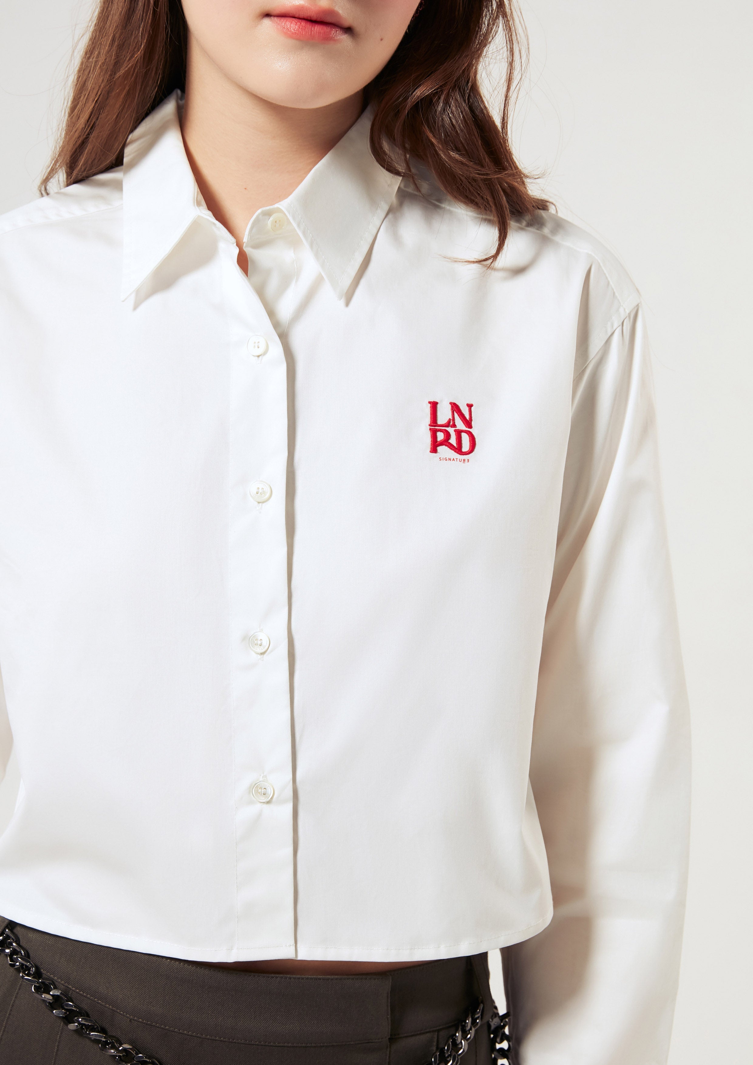 เสื้อเชิ้ตครอปแขนยาว ปักโลโก้ คอลเลกชัน Signature
