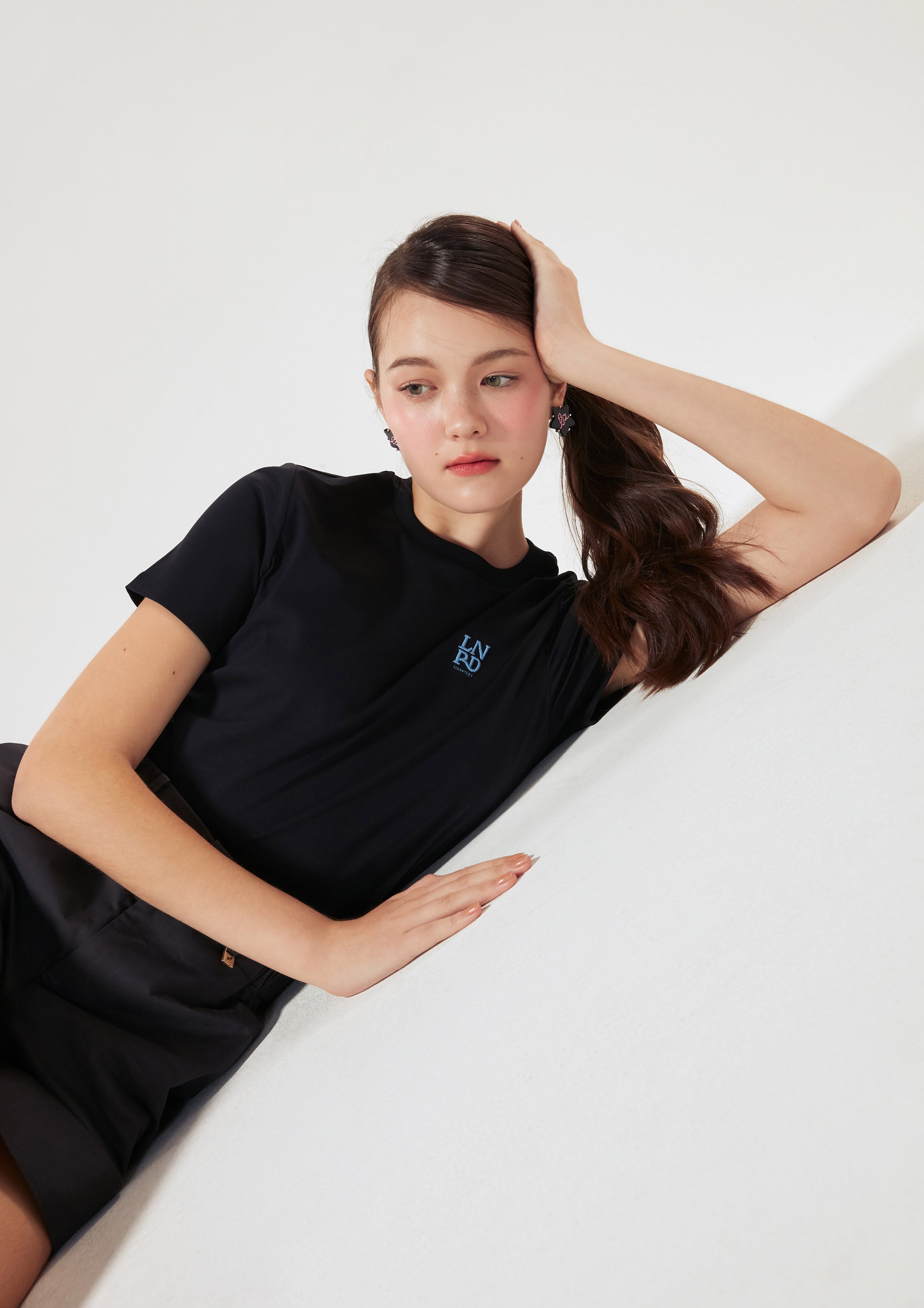 เสื้อยืดแขนสั้น ปักโลโก้ คอลเลกชัน LNRD Signature