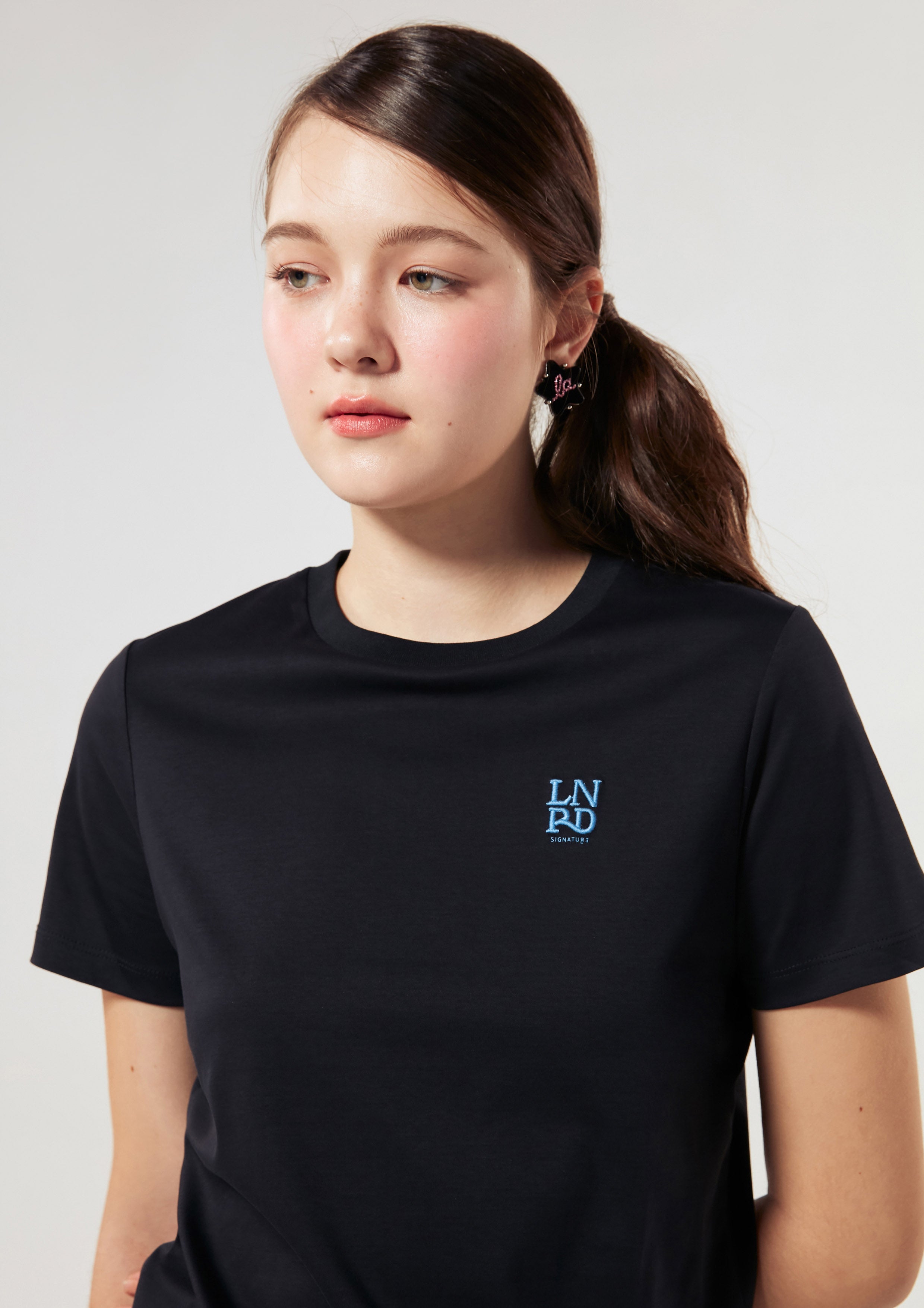 เสื้อยืดแขนสั้น ปักโลโก้ คอลเลกชัน LNRD Signature