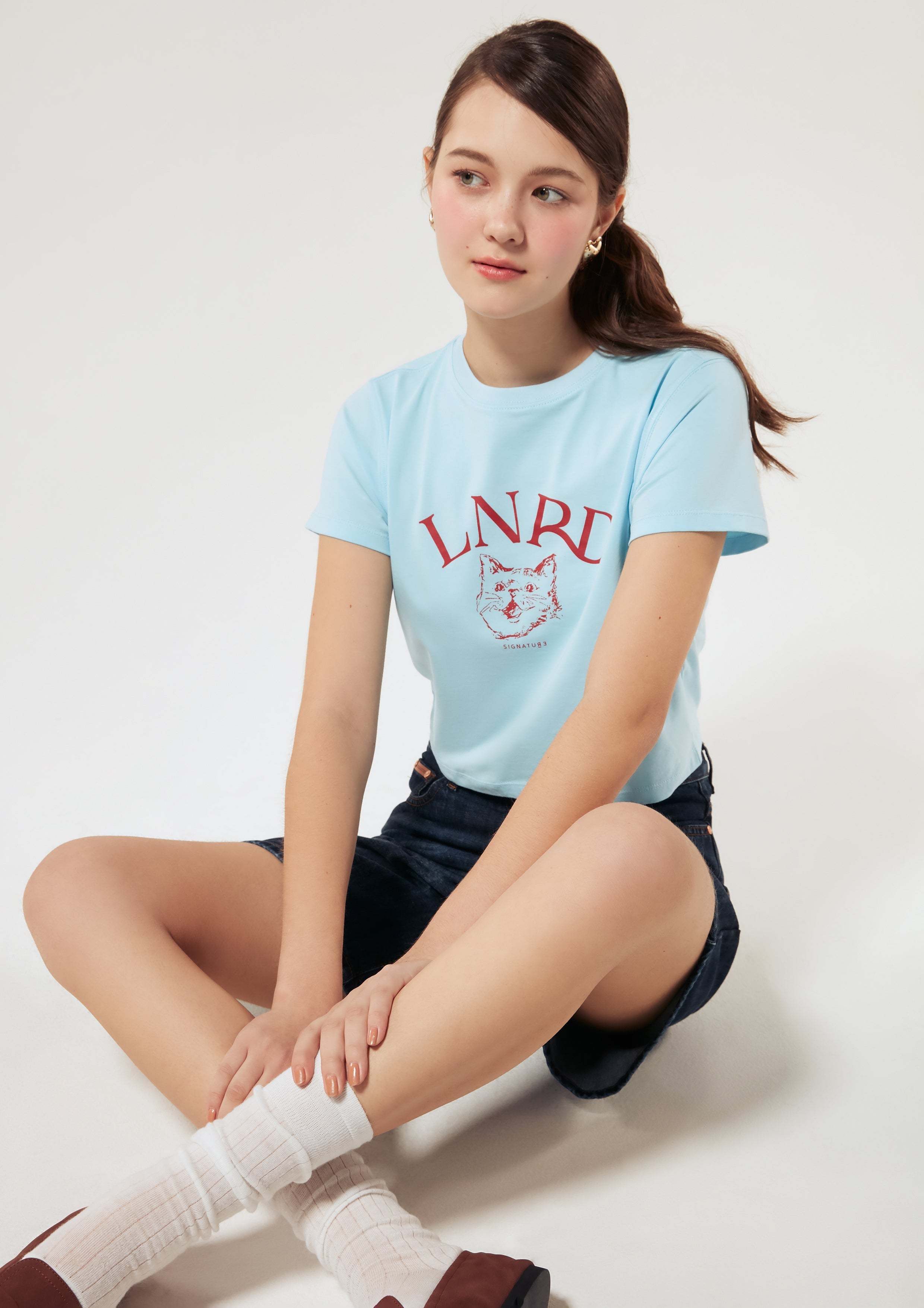 เสื้อครอปแขนสั้น พิมพ์ลายแมวและโลโก้ คอลเลกชัน LNRD Signature