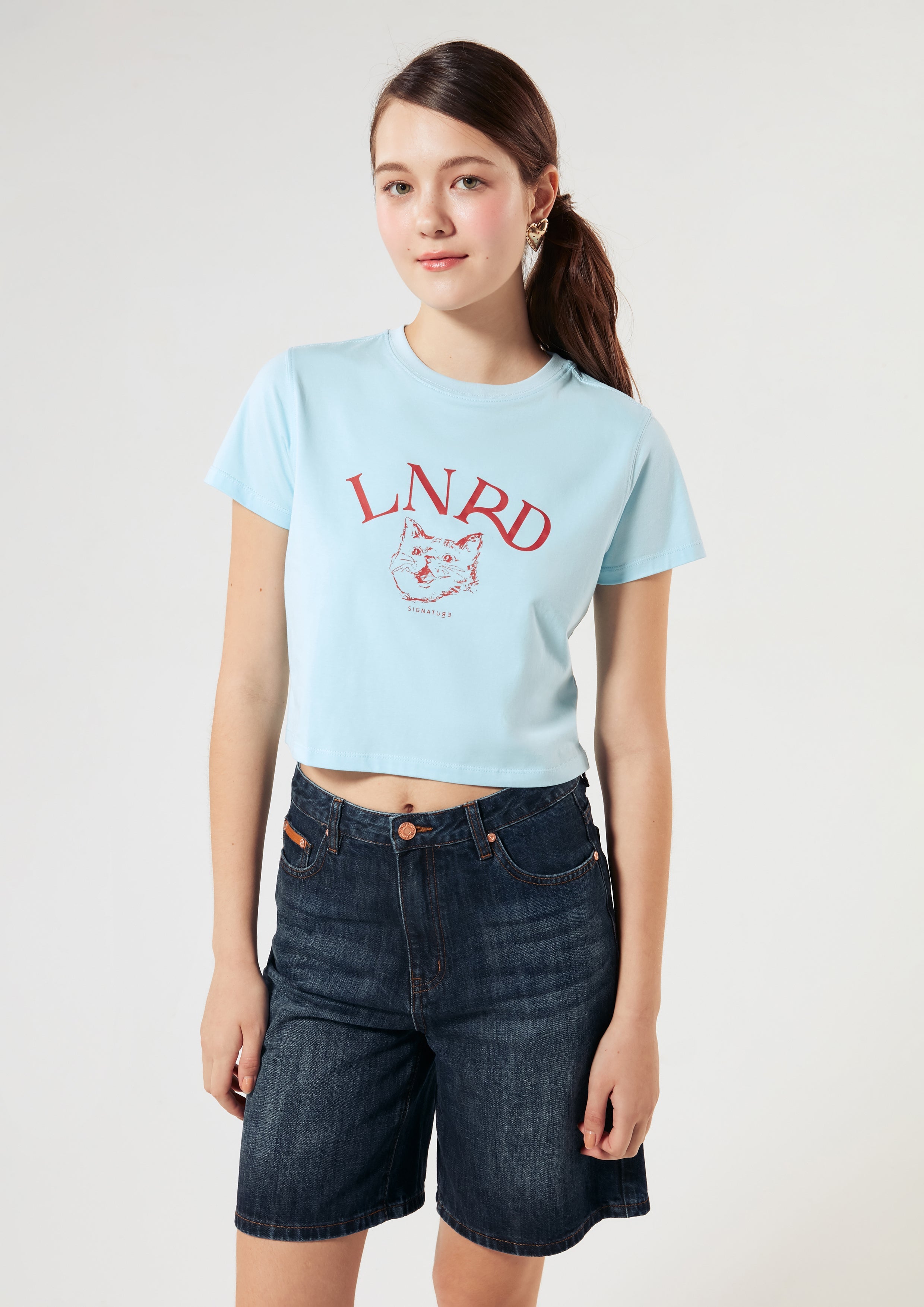 เสื้อครอปแขนสั้น พิมพ์ลายแมวและโลโก้ คอลเลกชัน LNRD Signature