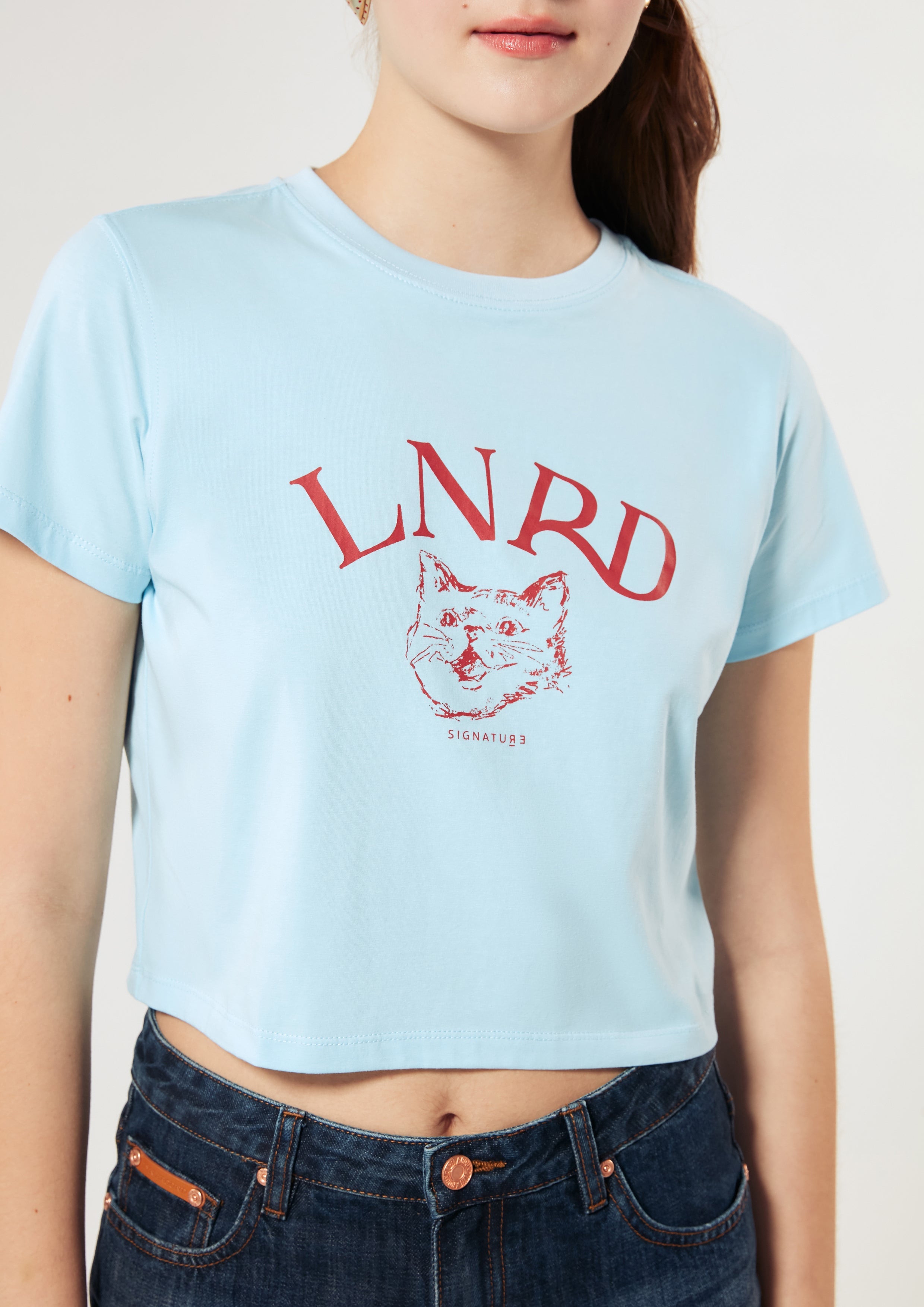 เสื้อครอปแขนสั้น พิมพ์ลายแมวและโลโก้ คอลเลกชัน LNRD Signature