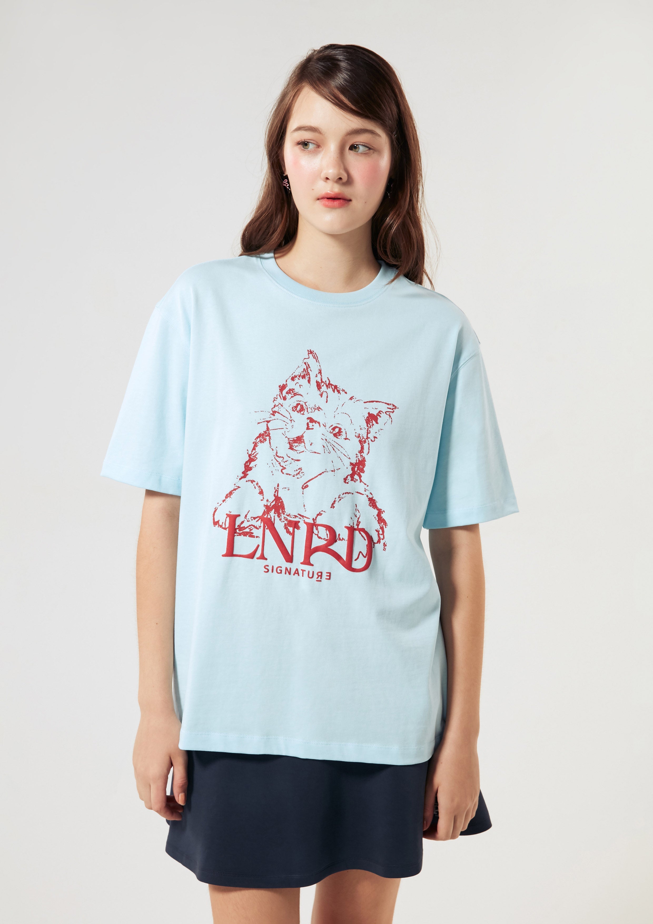 เสื้อยืดโอเวอร์ไซส์ พิมพ์ลายแมวและโลโก้ คอลเลกชัน LNRD Signature