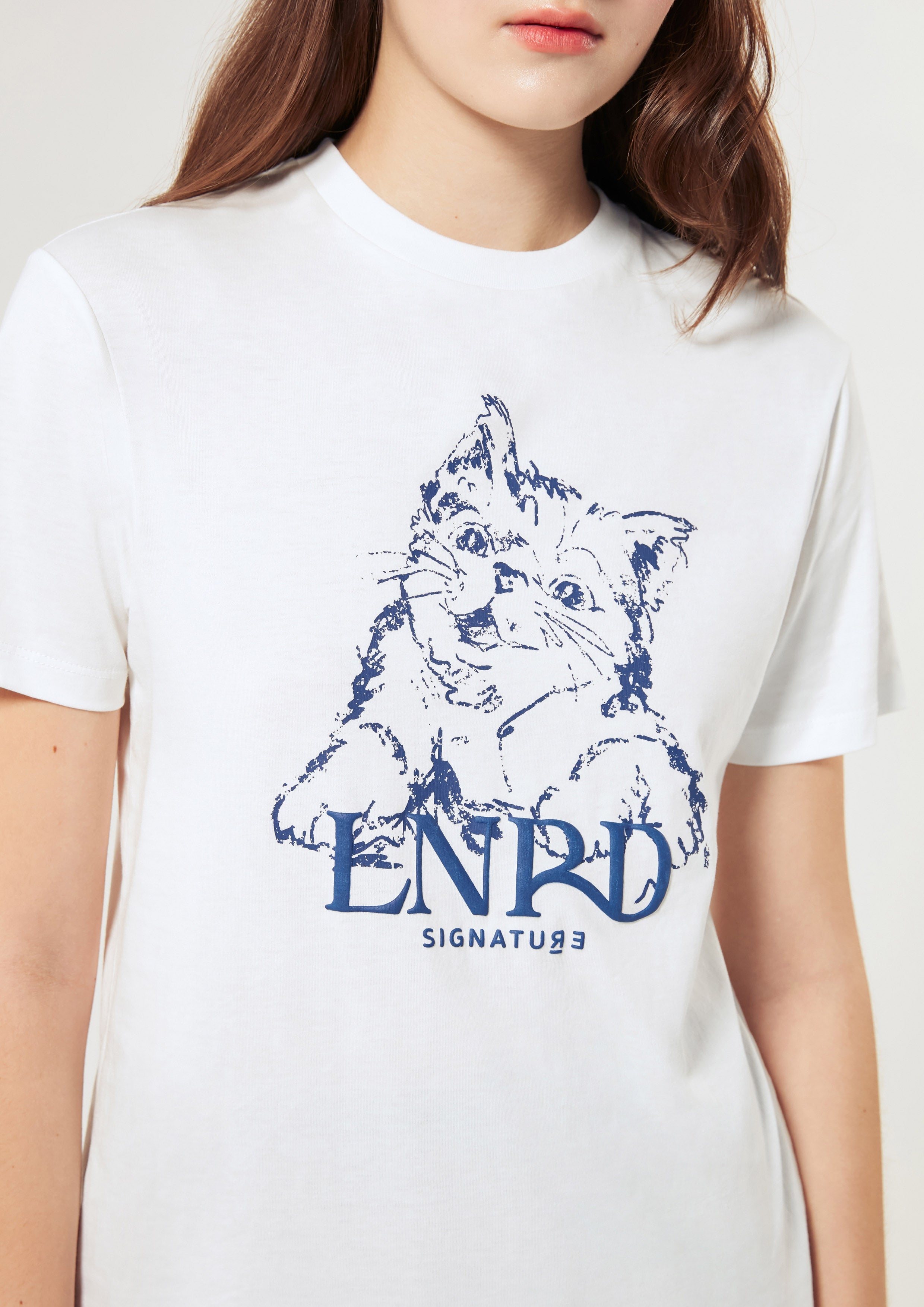 เสื้อยืดทรงสลิม พิมพ์ลายแมวและโลโก้ คอลเลกชัน LNRD Signature