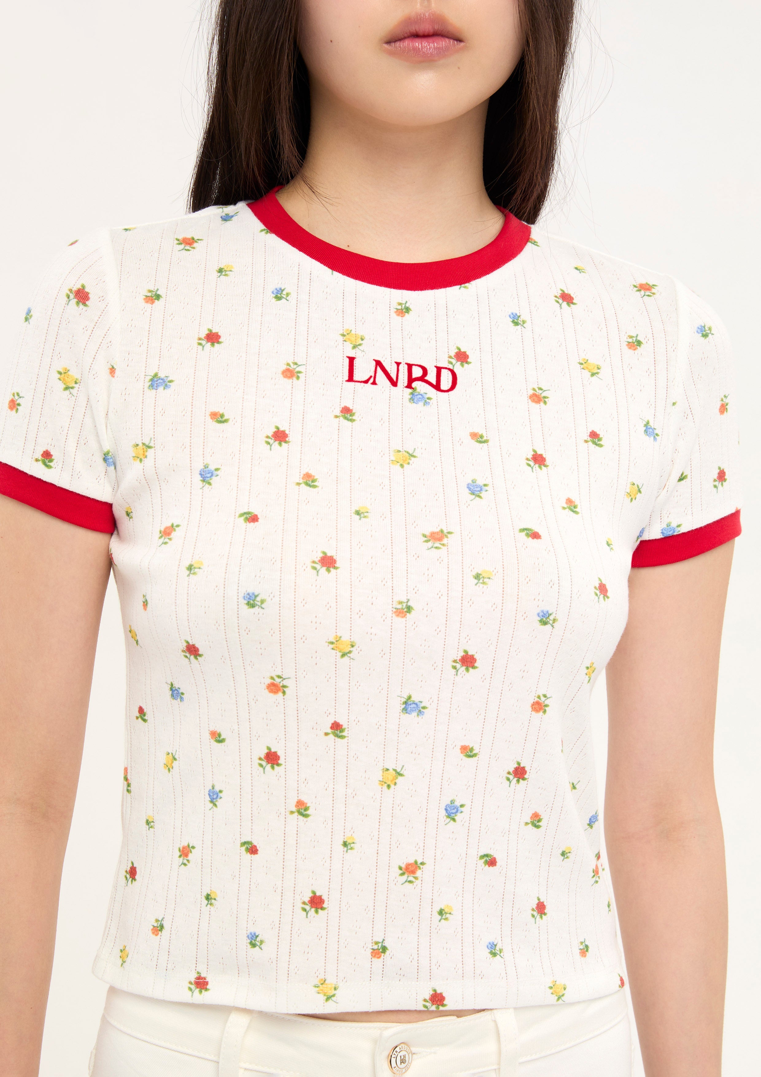 เสื้อยืดแขนสั้นปักโลโก้แต่งลายดอกไม้ คอลเลกชัน LNRD Signature