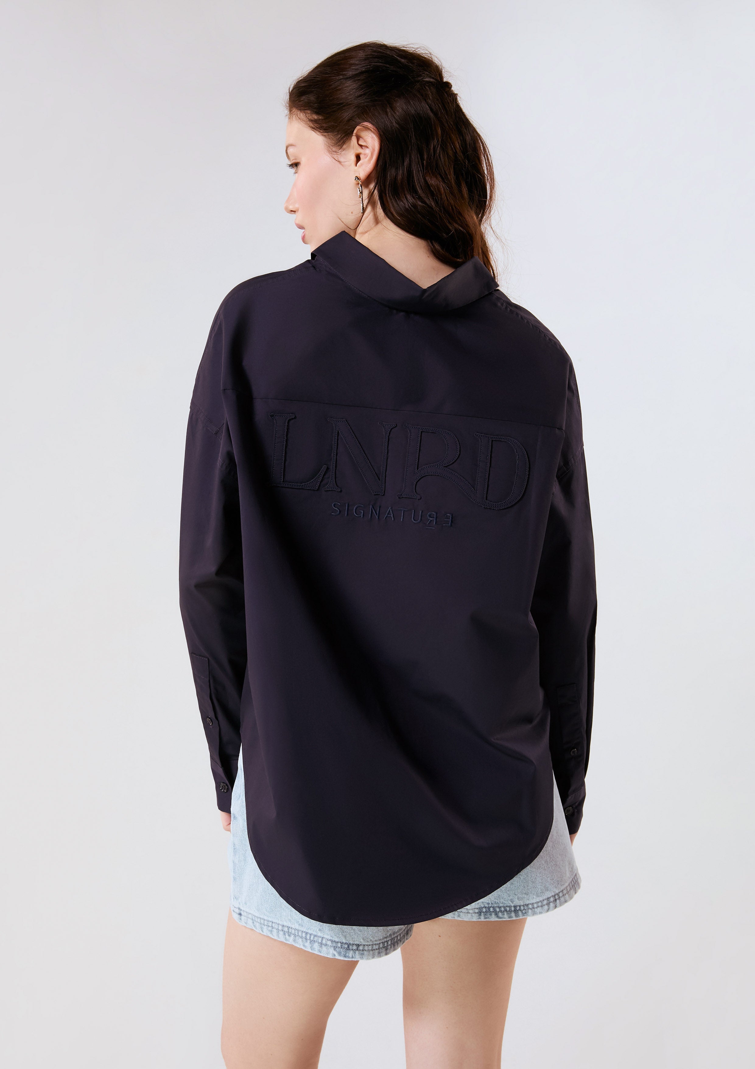 เสื้อเชิ้ตแขนยาวปักโลโก้ คอลเลกชัน Signature