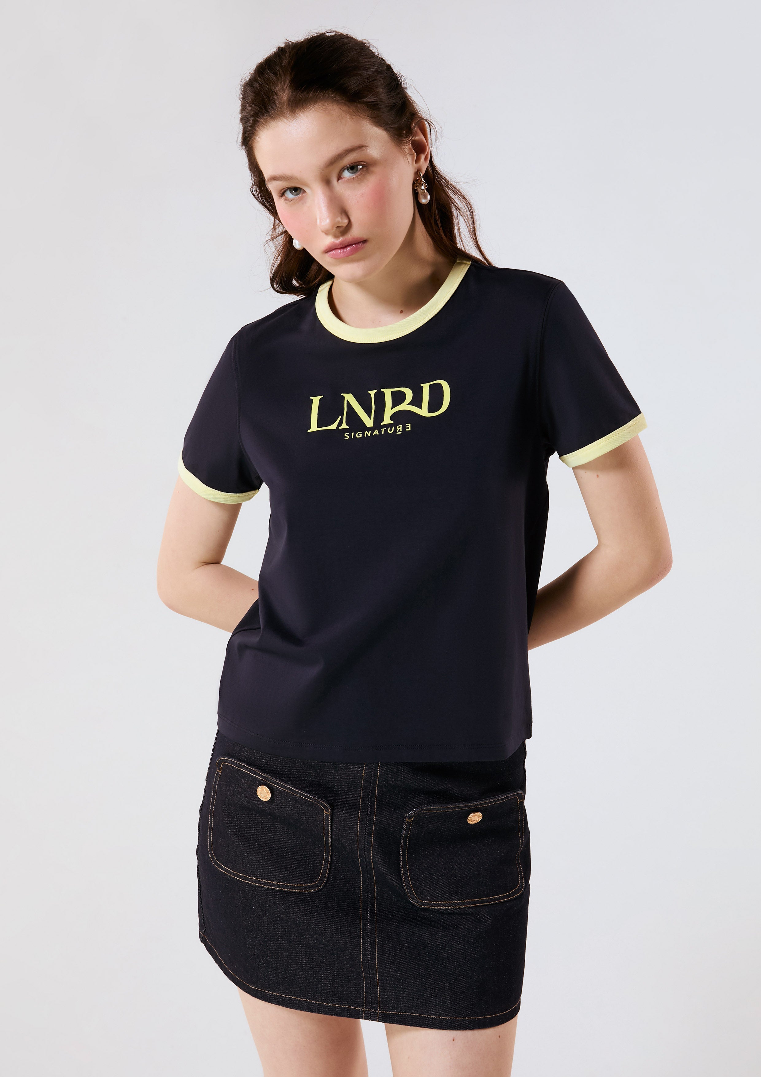 เสื้อยืดแขนสั้นโลโก้คอนทราสต์ คอลเลกชัน Signature