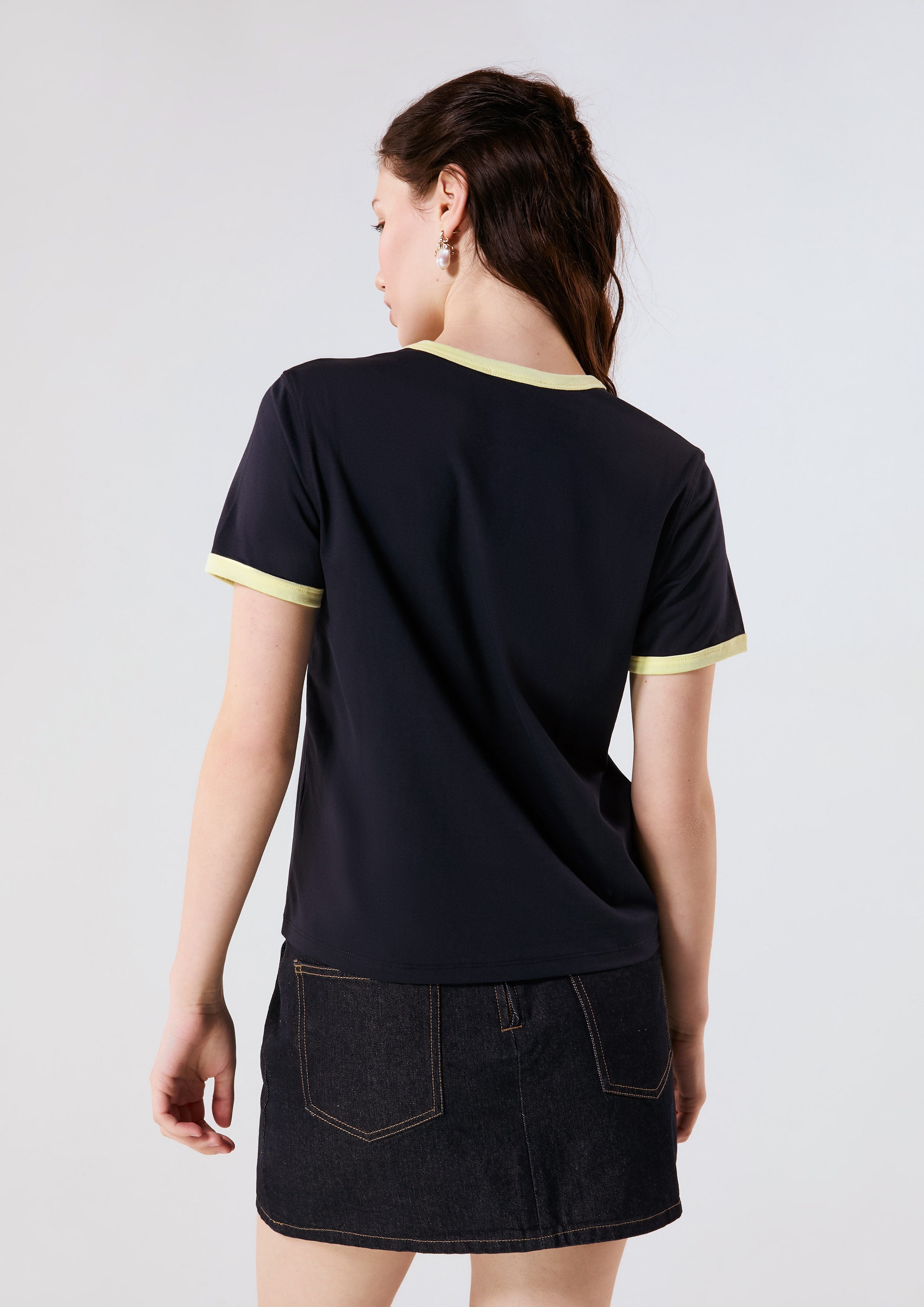 เสื้อยืดแขนสั้นโลโก้คอนทราสต์ คอลเลกชัน Signature