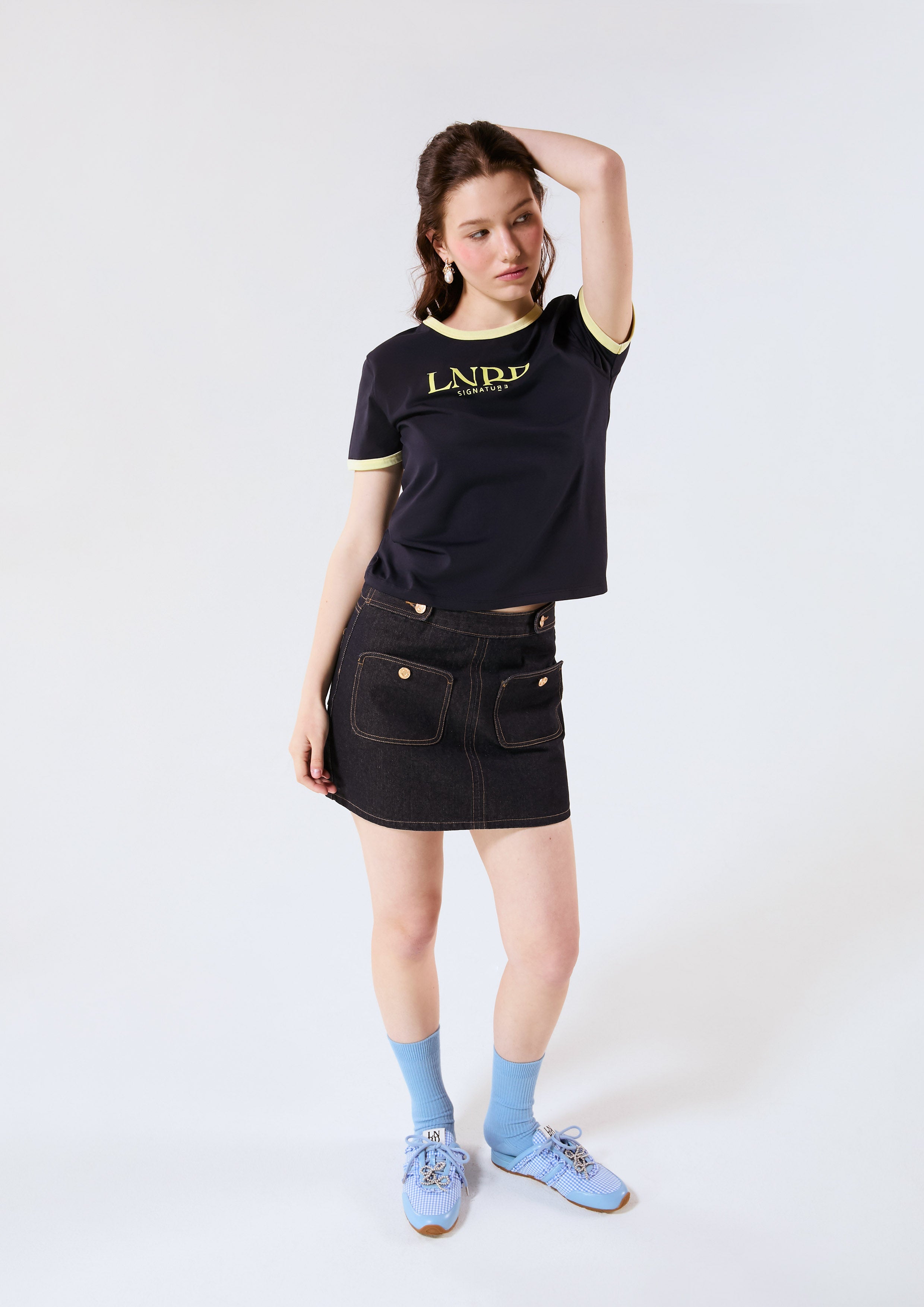 เสื้อยืดแขนสั้นโลโก้คอนทราสต์ คอลเลกชัน Signature