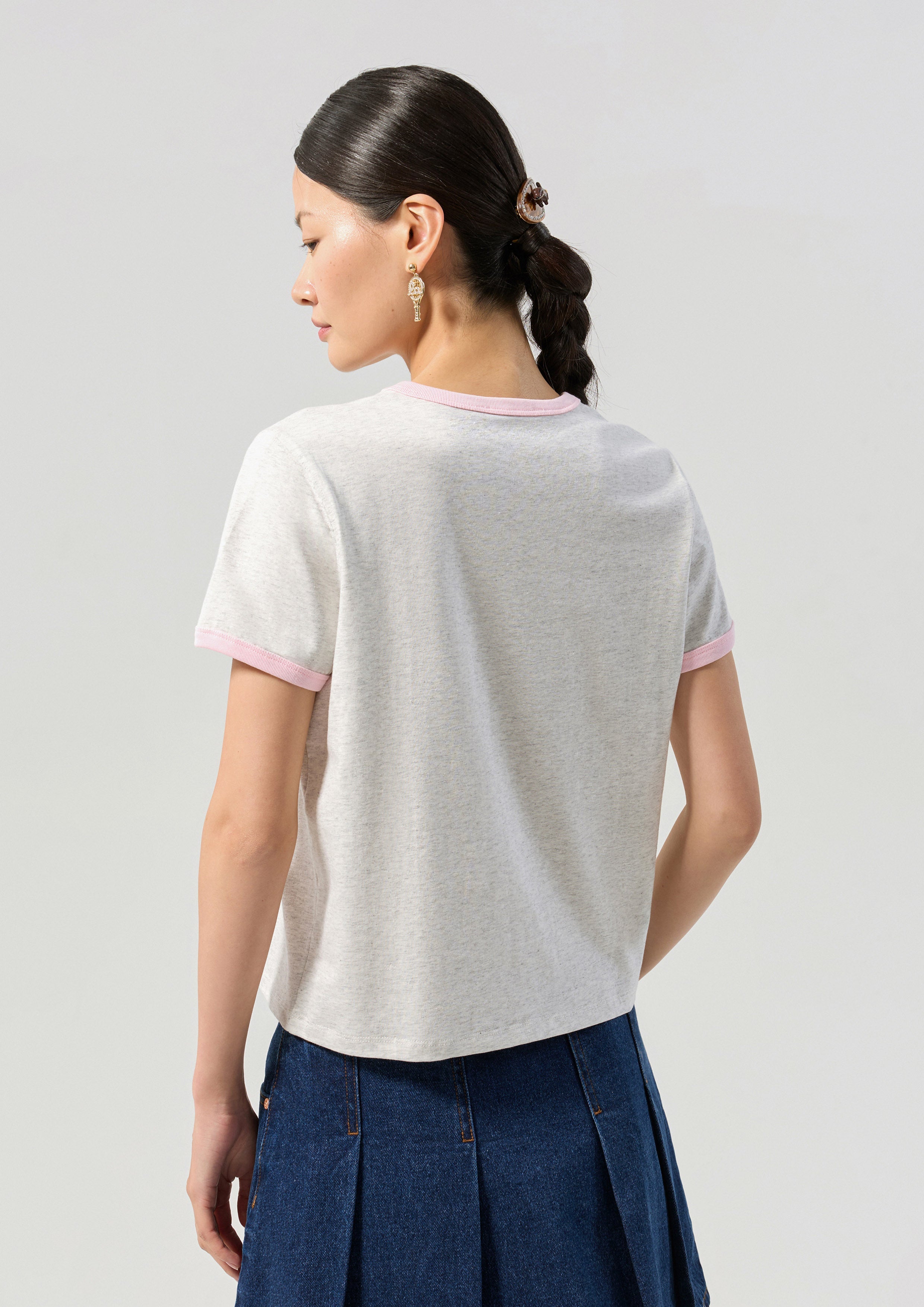 เสื้อยืดแขนสั้นโลโก้คอนทราสต์ คอลเลกชัน Signature