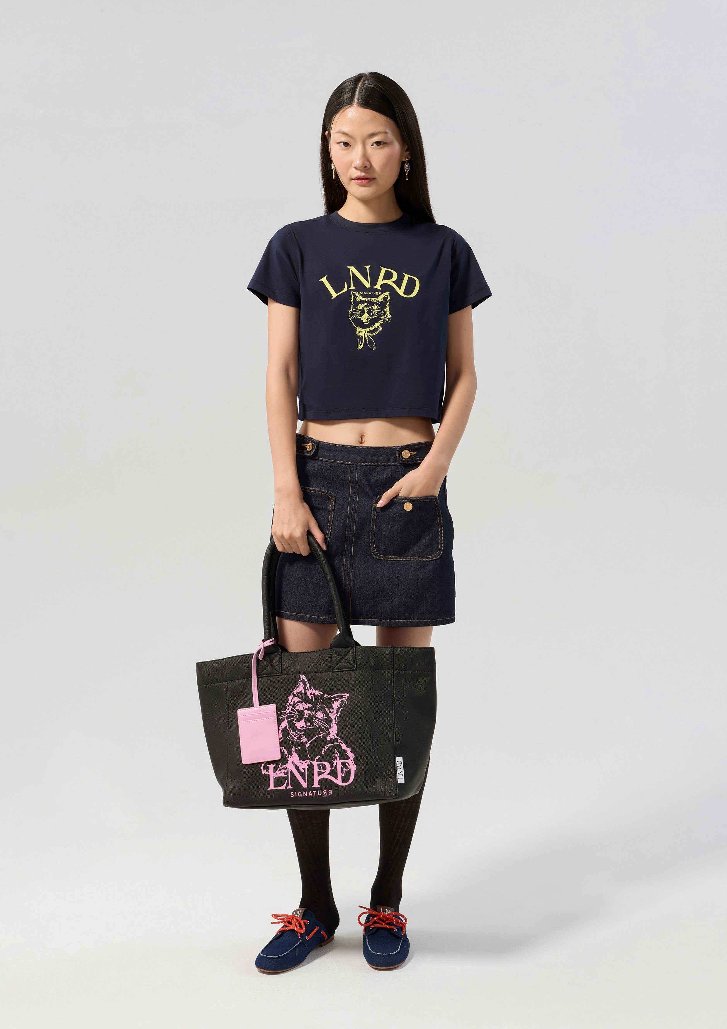เสื้อครอปโลโก้พิมพ์ลายแมว Tabby คอลเลกชัน Signature