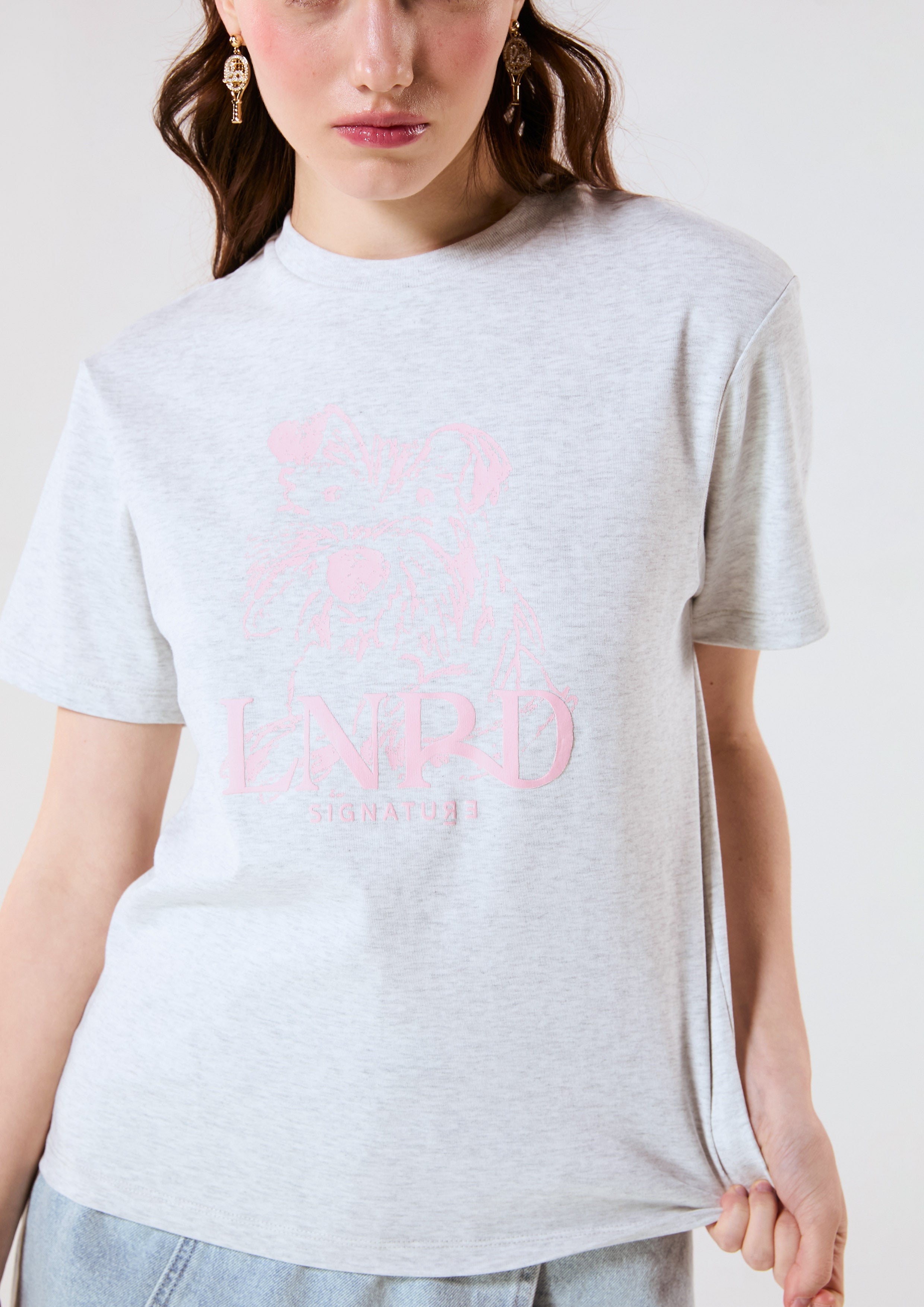 เสื้อยืดแขนสั้นพิมพ์ลายสุนัข Bobby คอลเลกชัน Signature