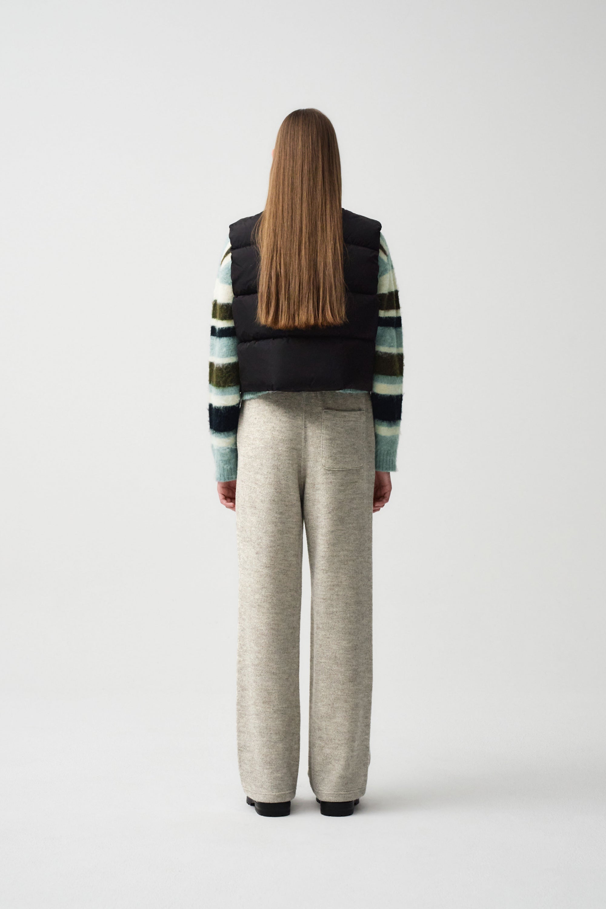 W Classic Logo Duck Down Crop Vest Black