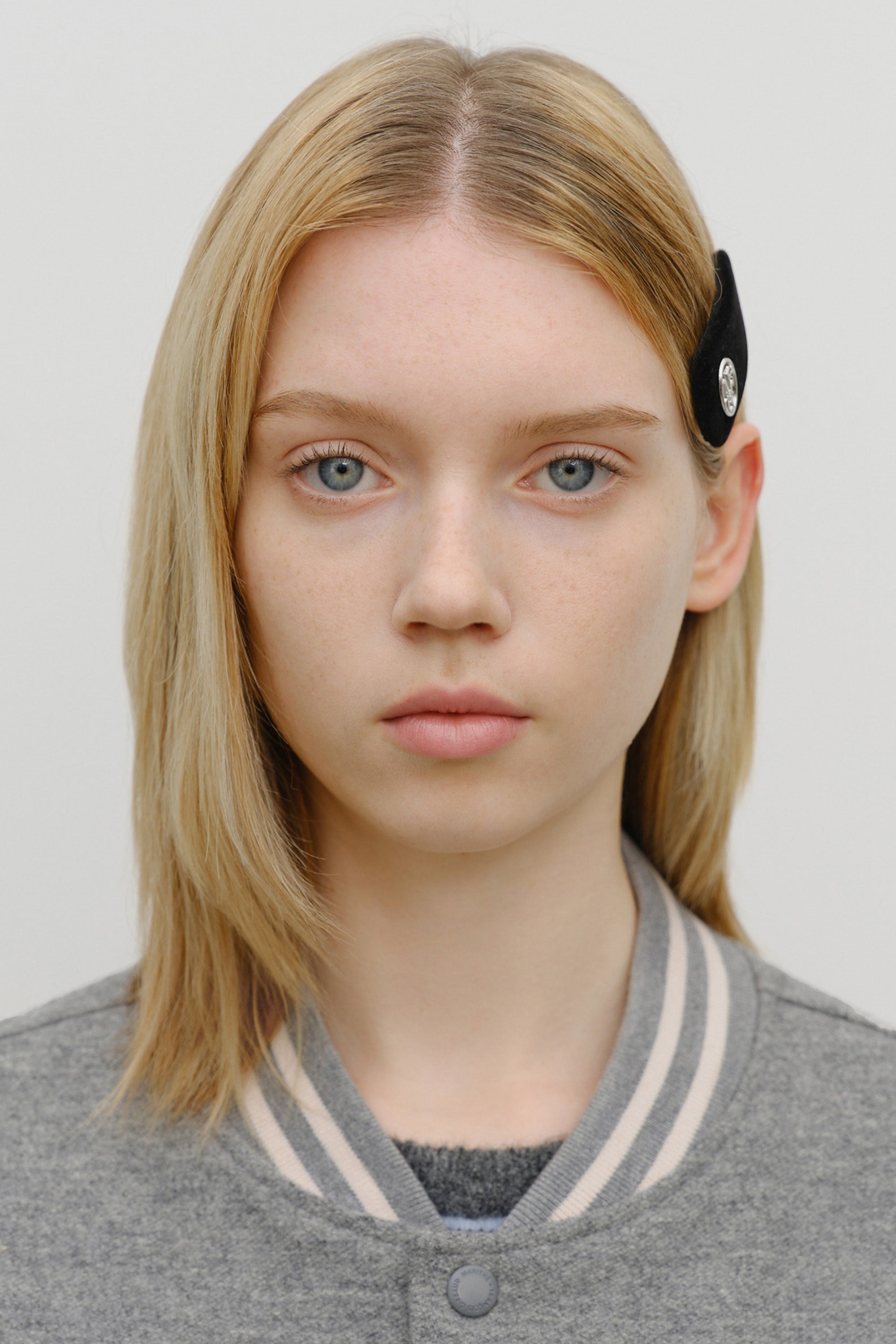 Circle Logo Velvet Hair Pin Black