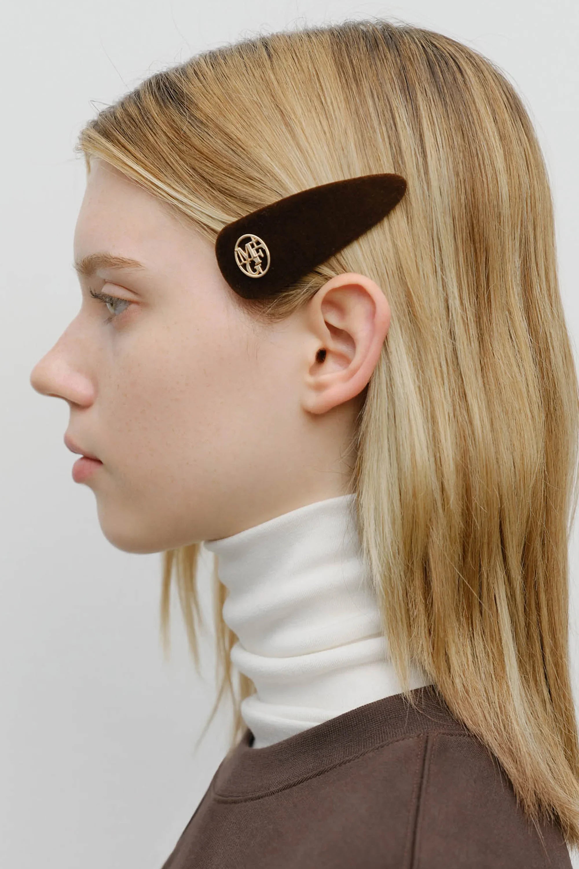 Circle Logo Velvet Hair Pin Brown