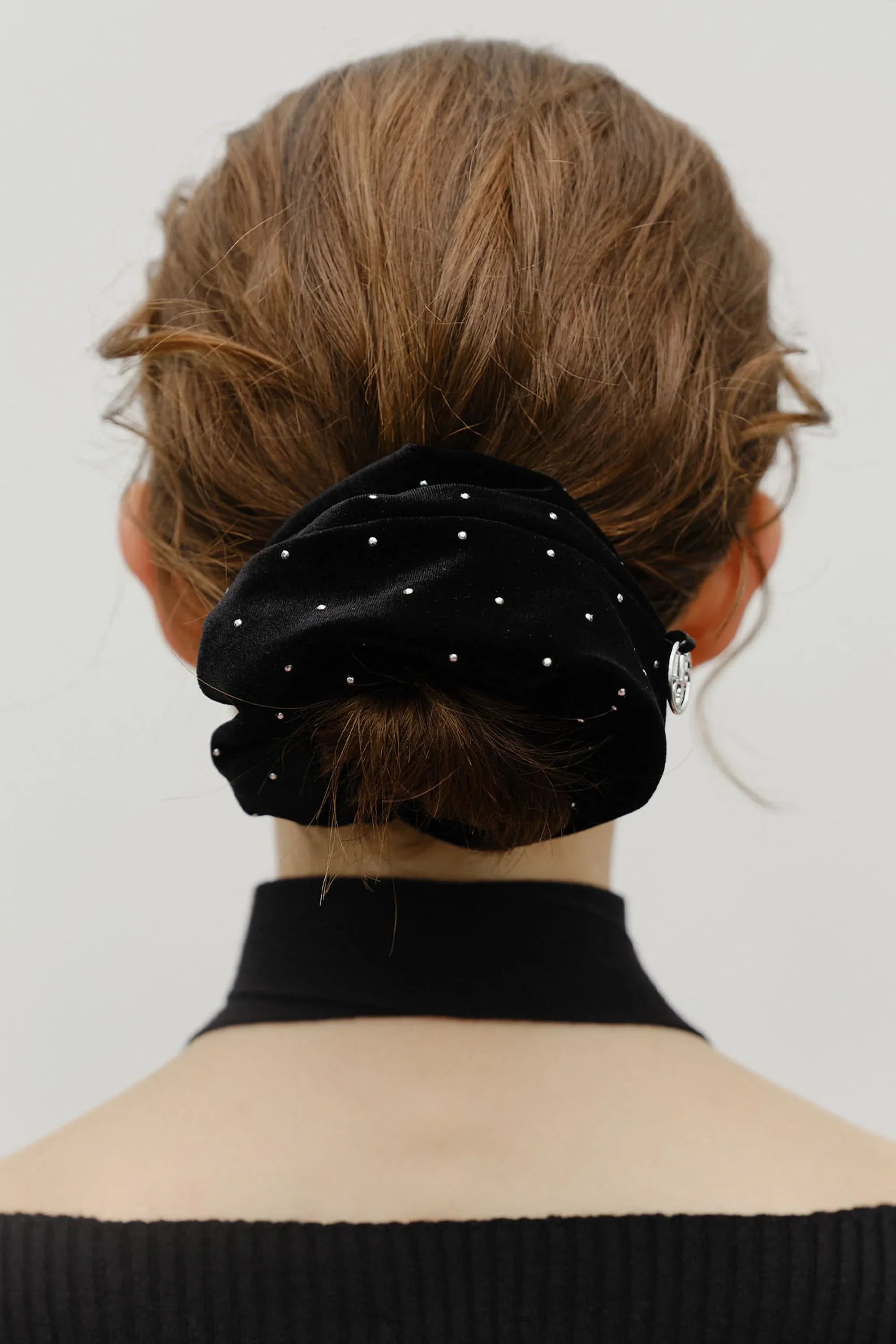 Circle Logo Shiny Velvet Scrunchie Black