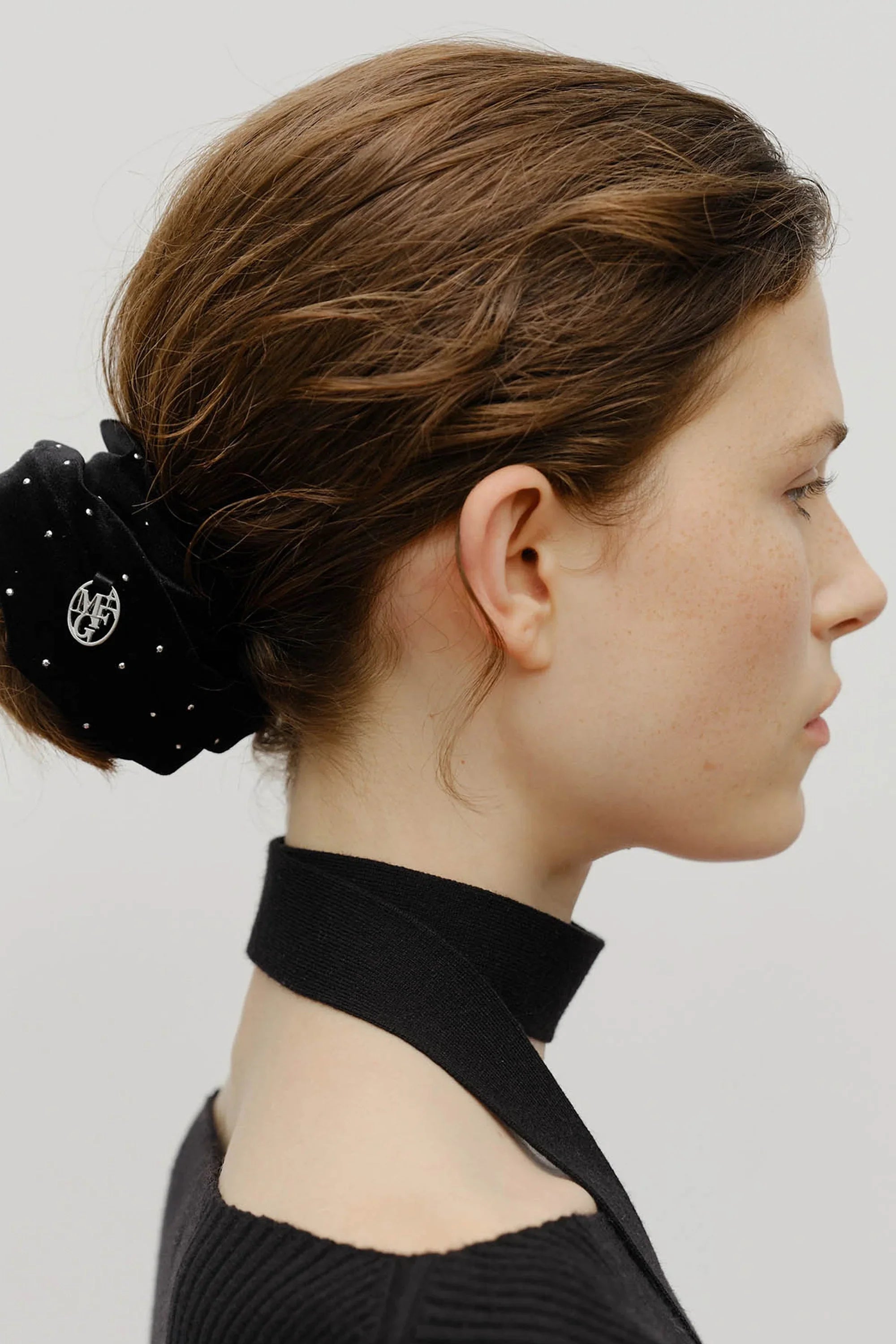 Circle Logo Shiny Velvet Scrunchie Black