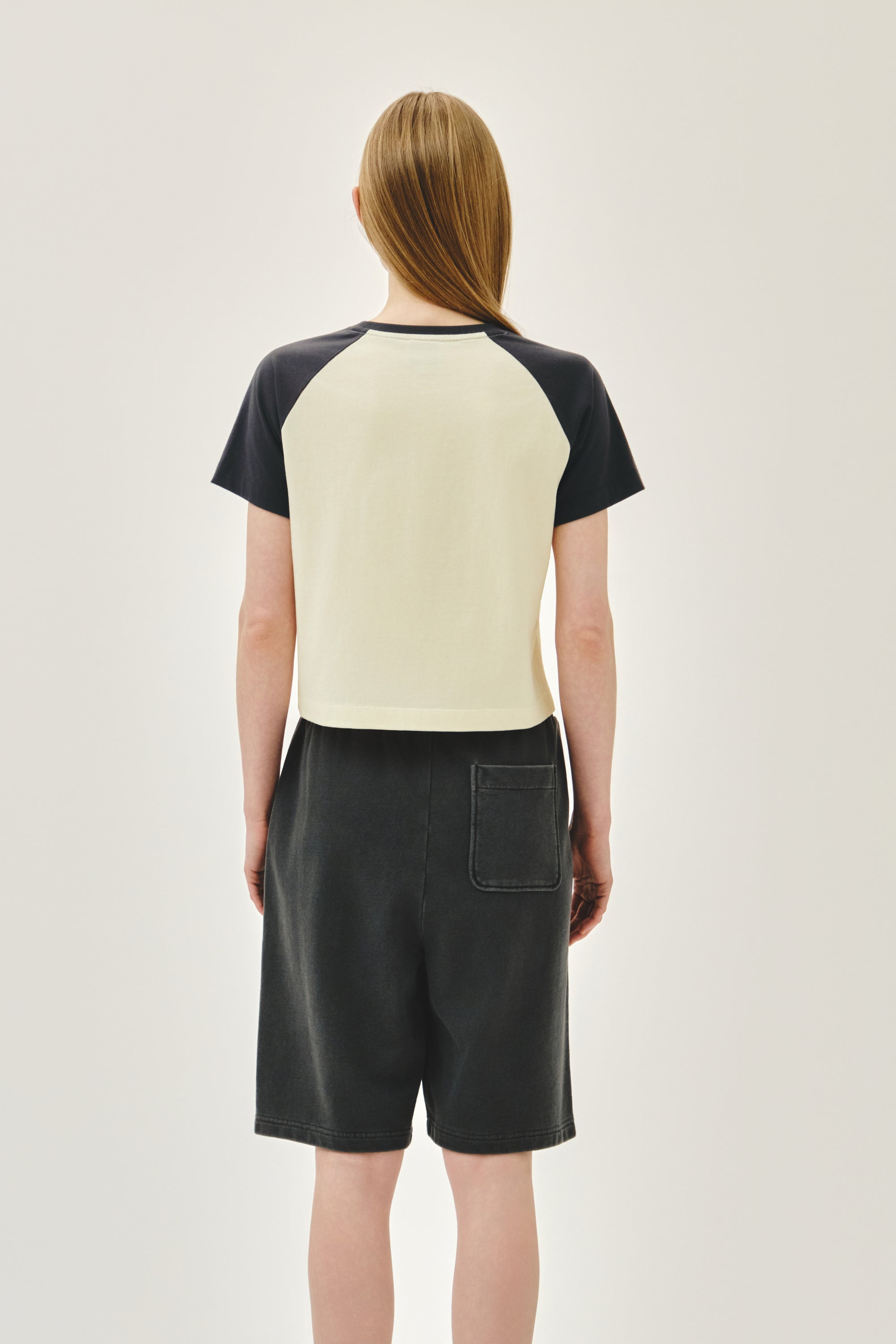 W Small Regular Logo Raglan Crop Tee Charcoal