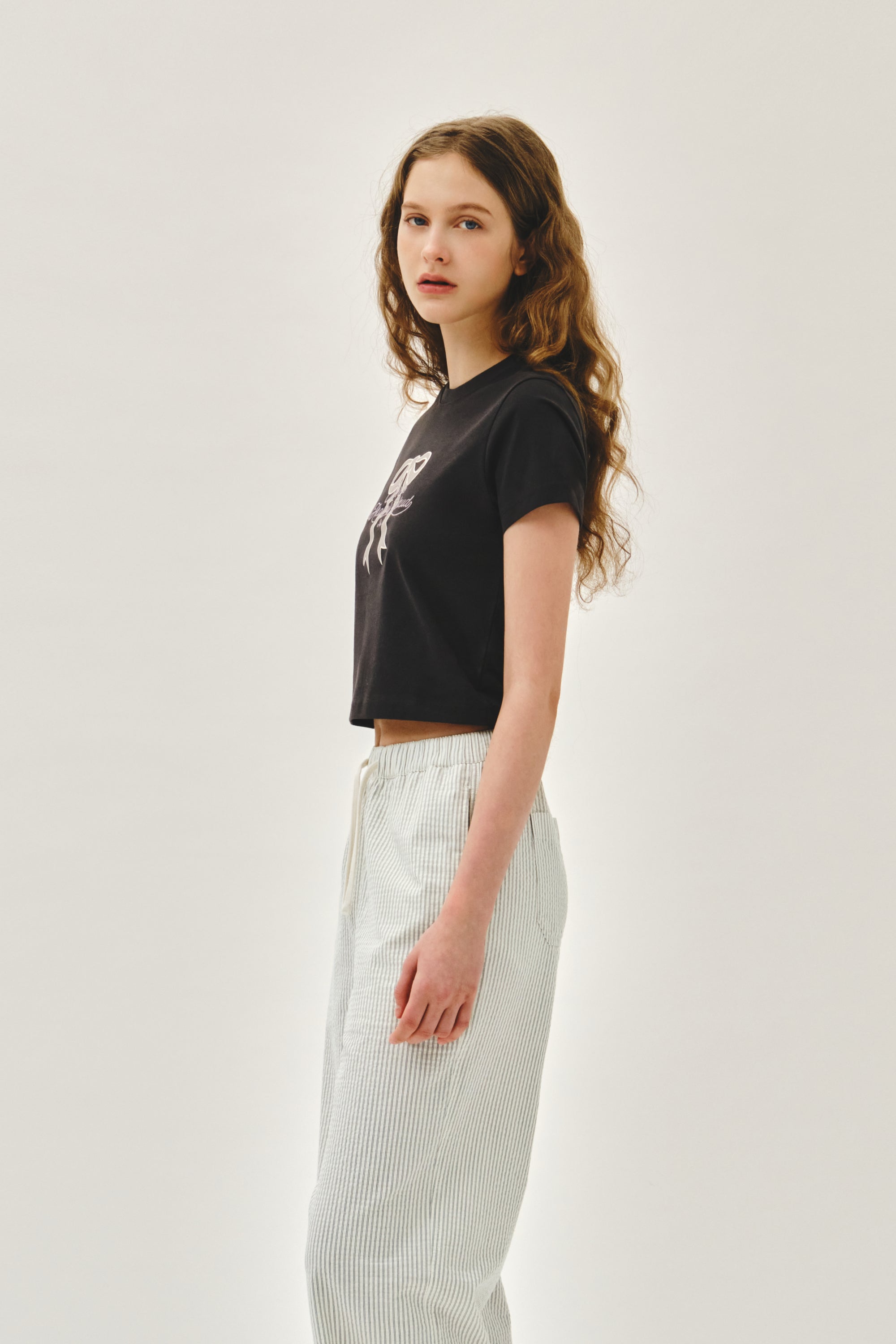 W Sorona Cool Ribbon Graphic Crop Tee Charcoal