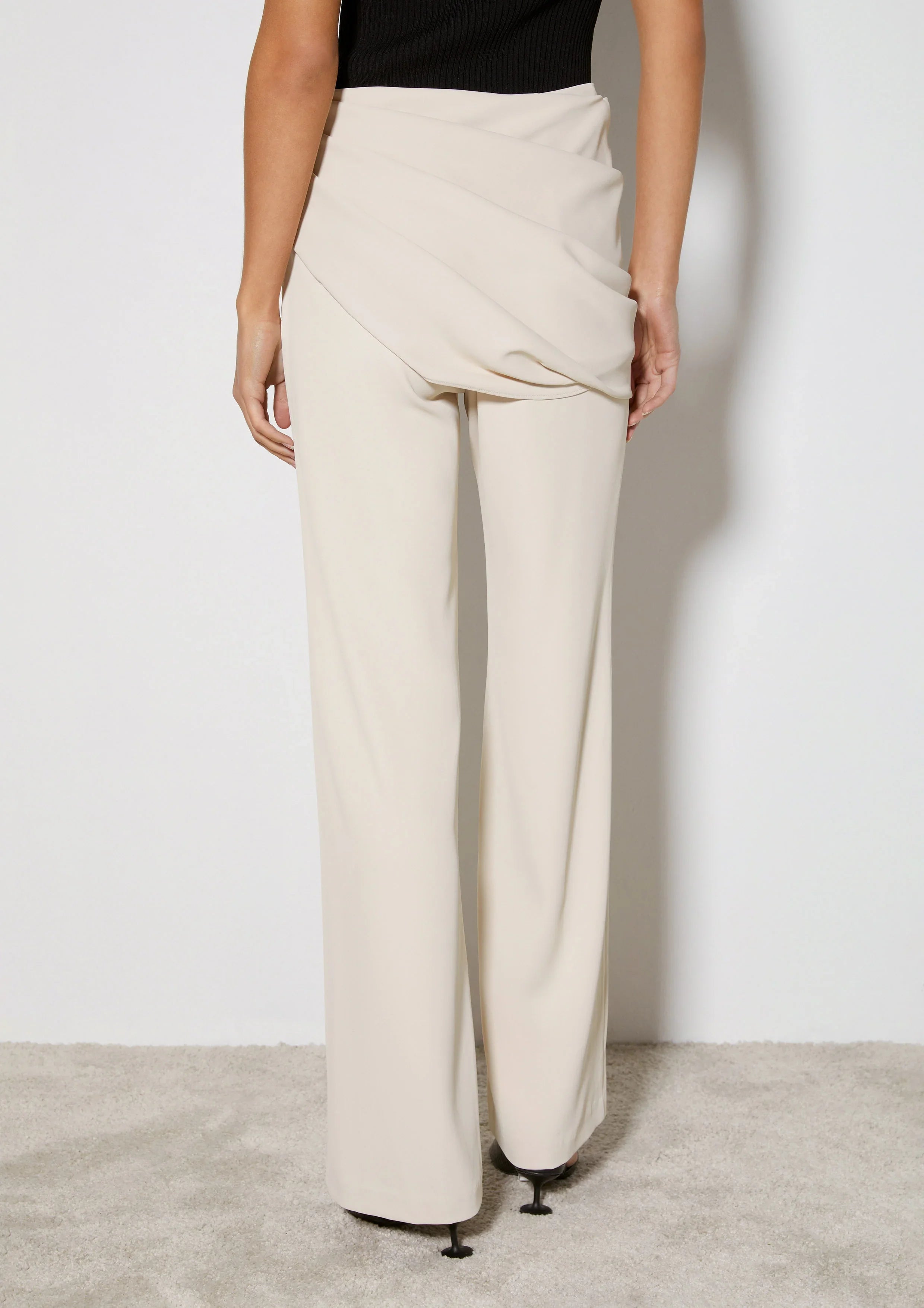 กางเกง ทรงขาบาน แต่งเอวพับ