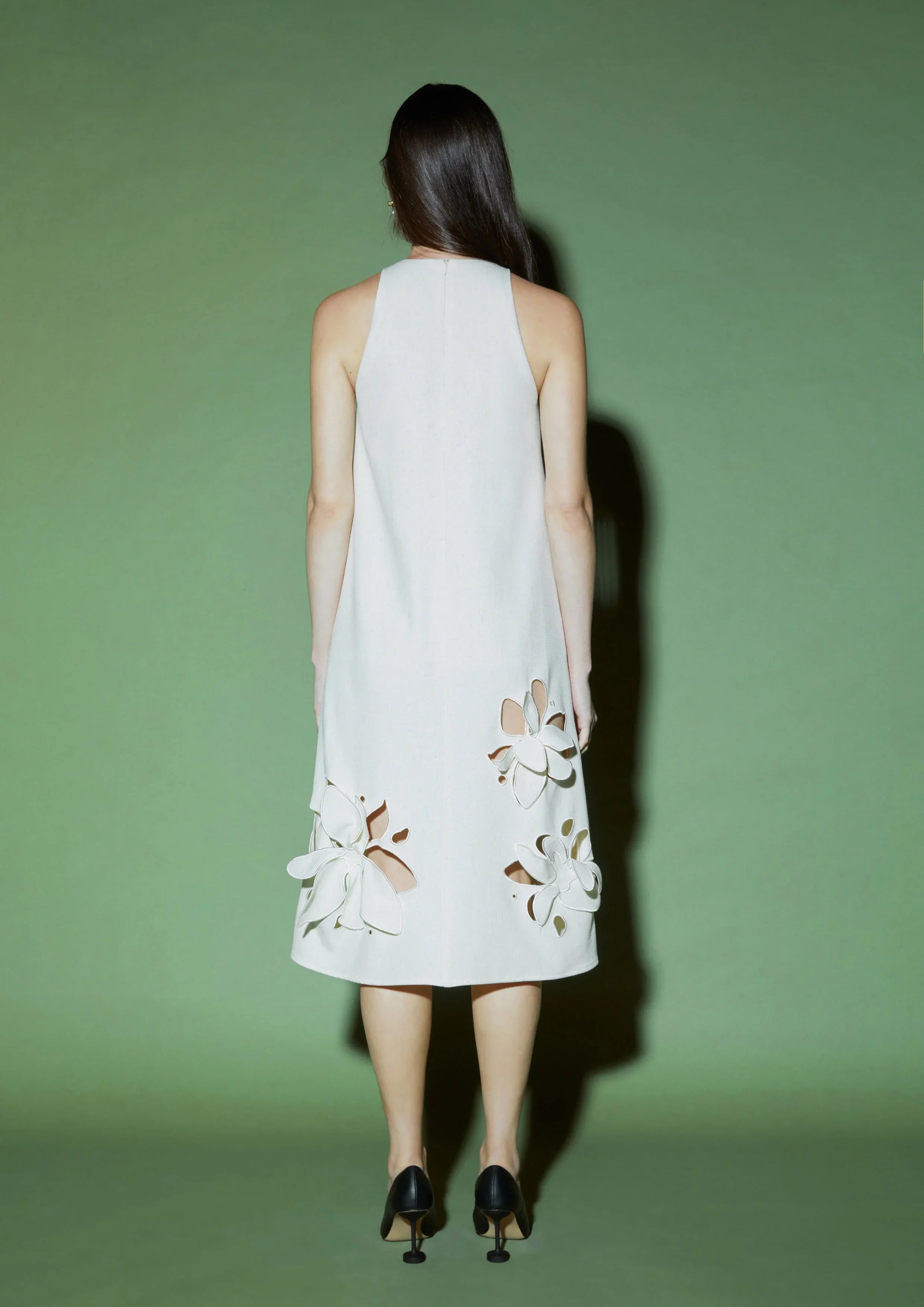 เดรสคลุมเข่า ทรงเอ ประดับคัทเอาท์ดอกไม้สามมิติ