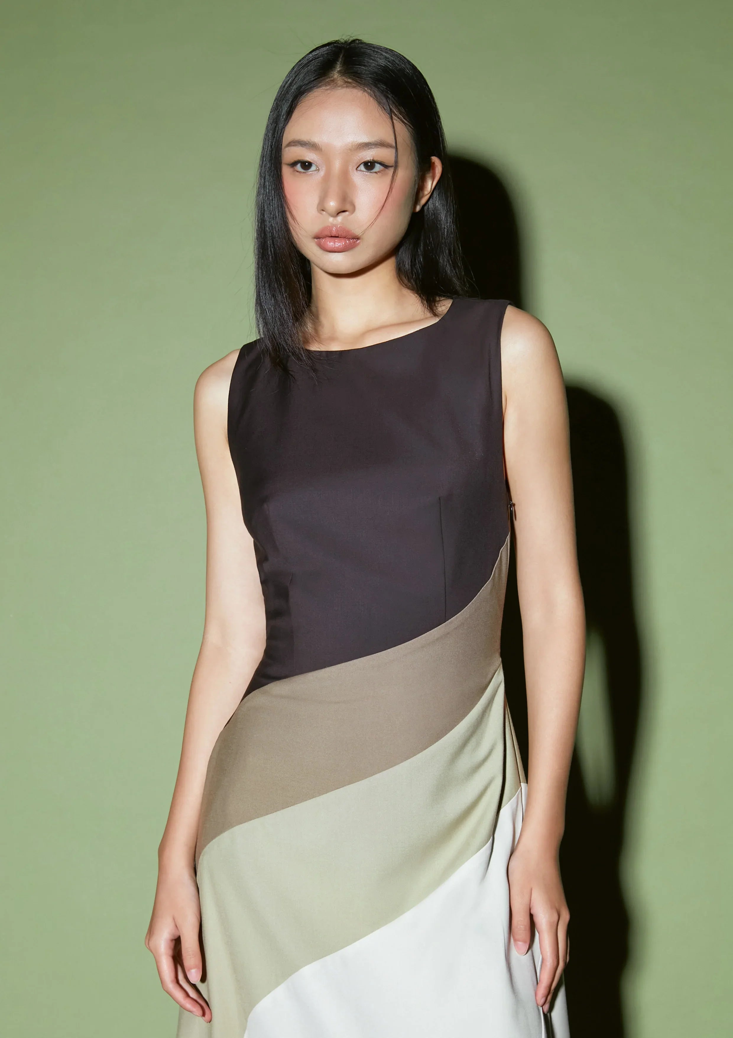 เดรสคลุมเข่าแขนกุดลายคัลเลอร์บล็อกแบบเฉียง