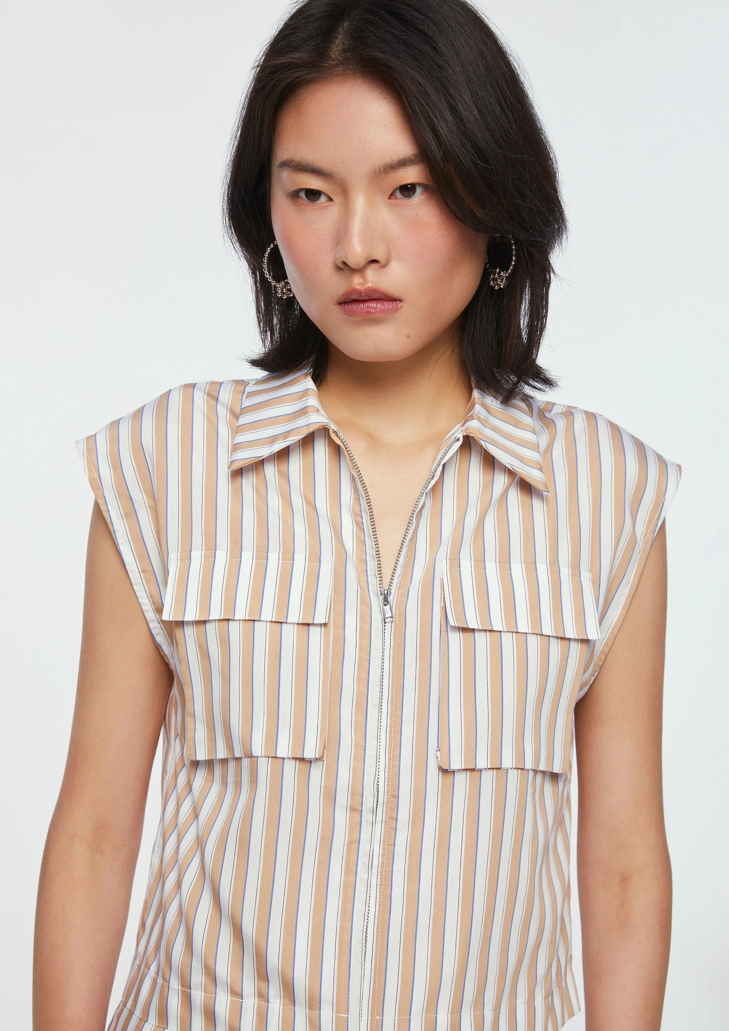 เซ็ต เสื้อเชิ้ต แขนกุด ลายทาง กับกางเกงขาสั้น