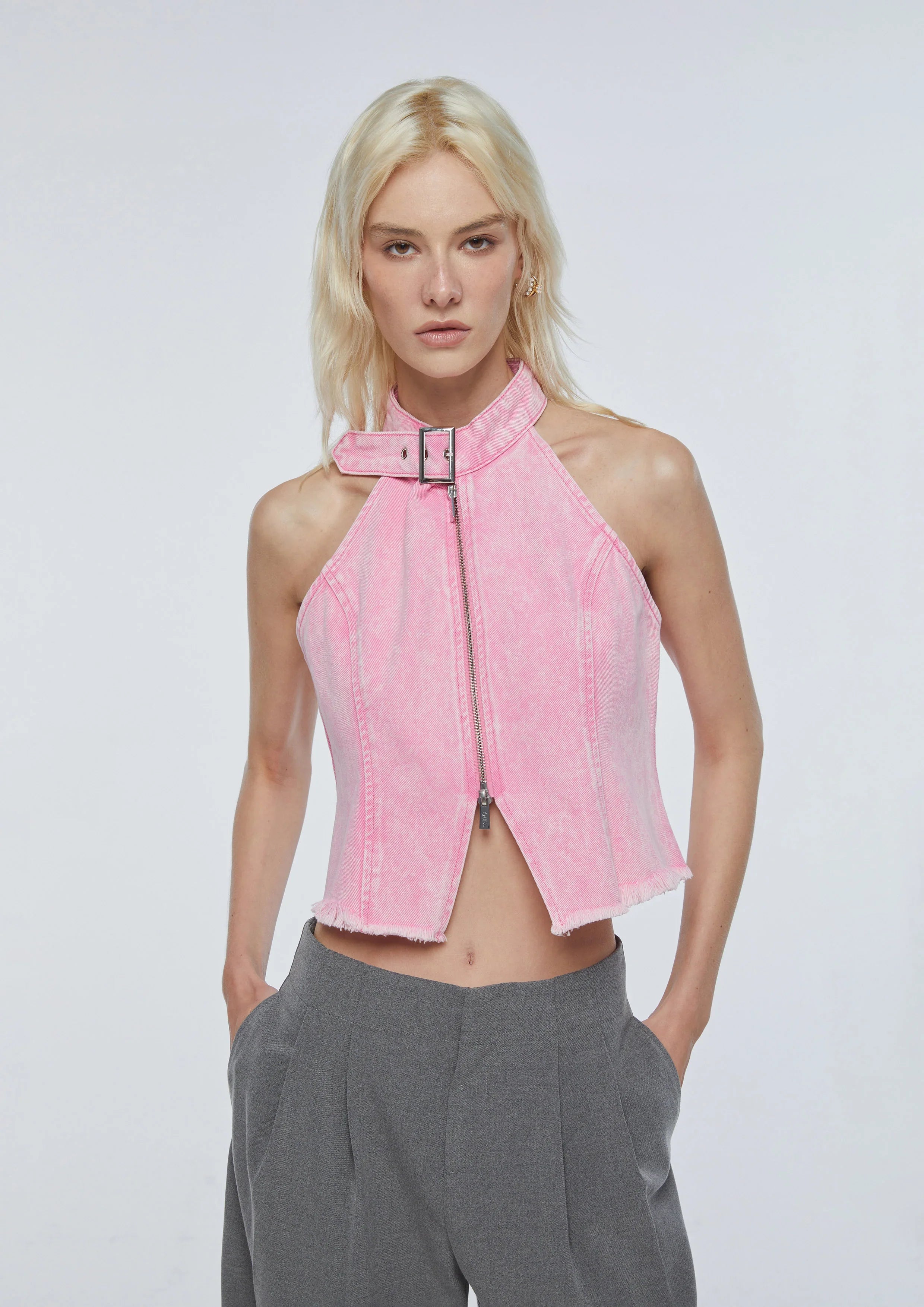 เสื้อฮาลเตอร์ เดนิม แต่งขอบลุ่ย