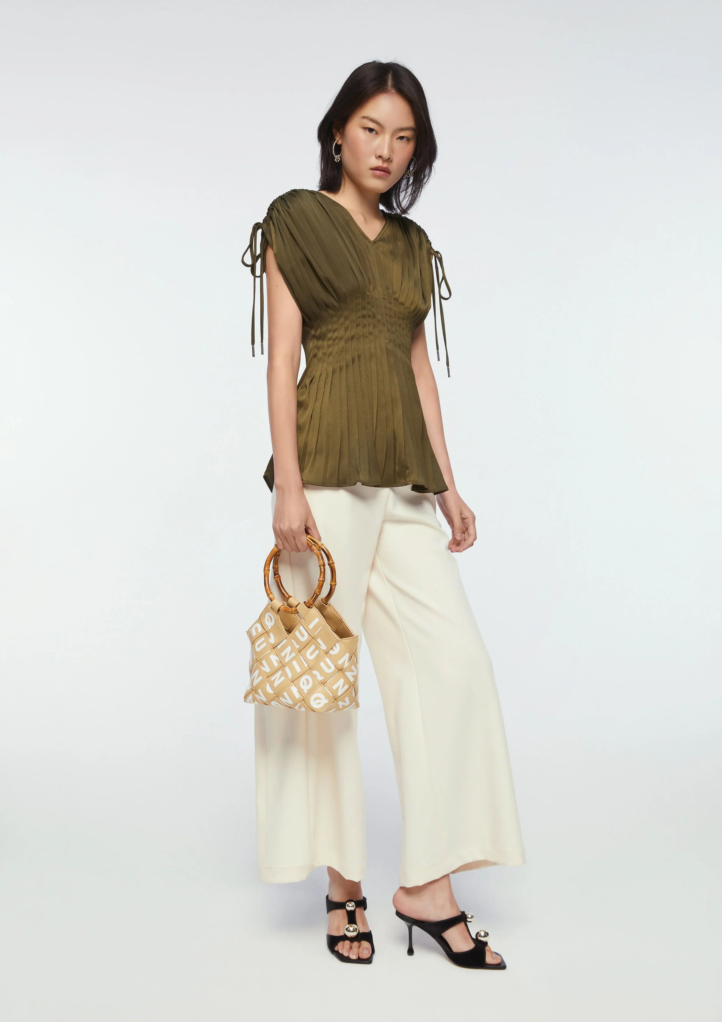 เสื้อเบล้าส์จับจีบแขนสั้น