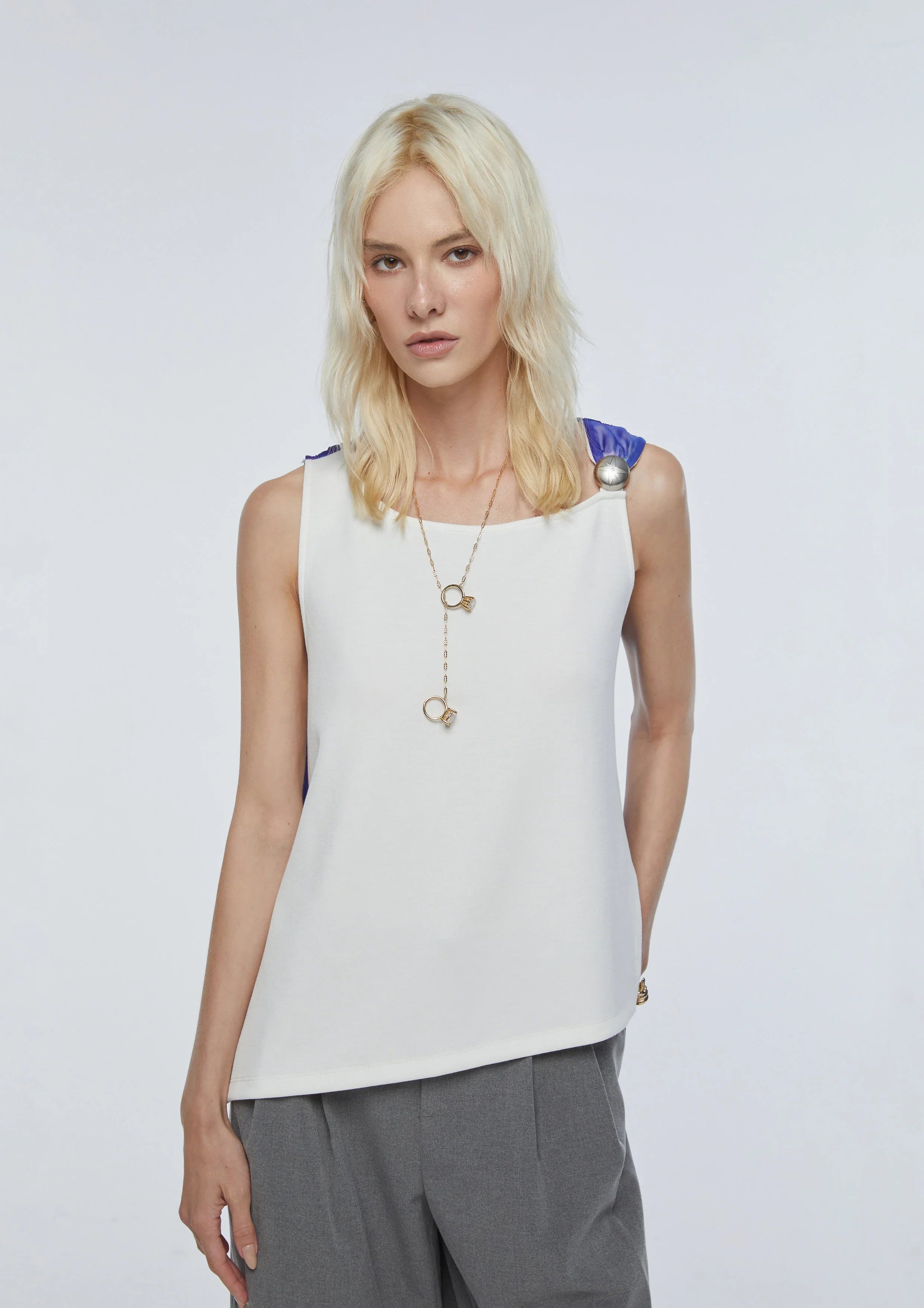 เสื้อแขนกุดแต่งผ้าพลีตด้านหลัง