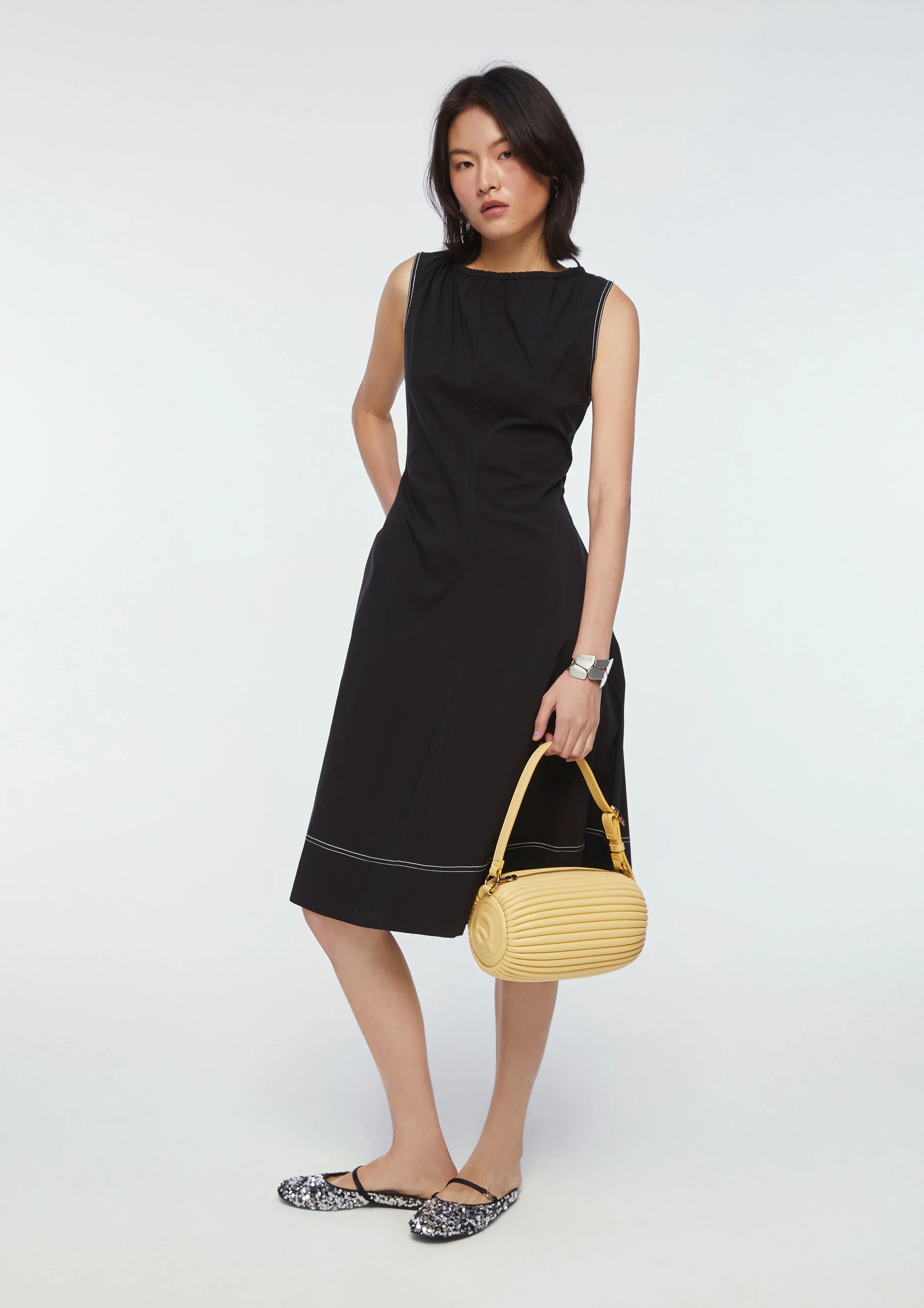 เดรสคลุมเข่าแขนกุด