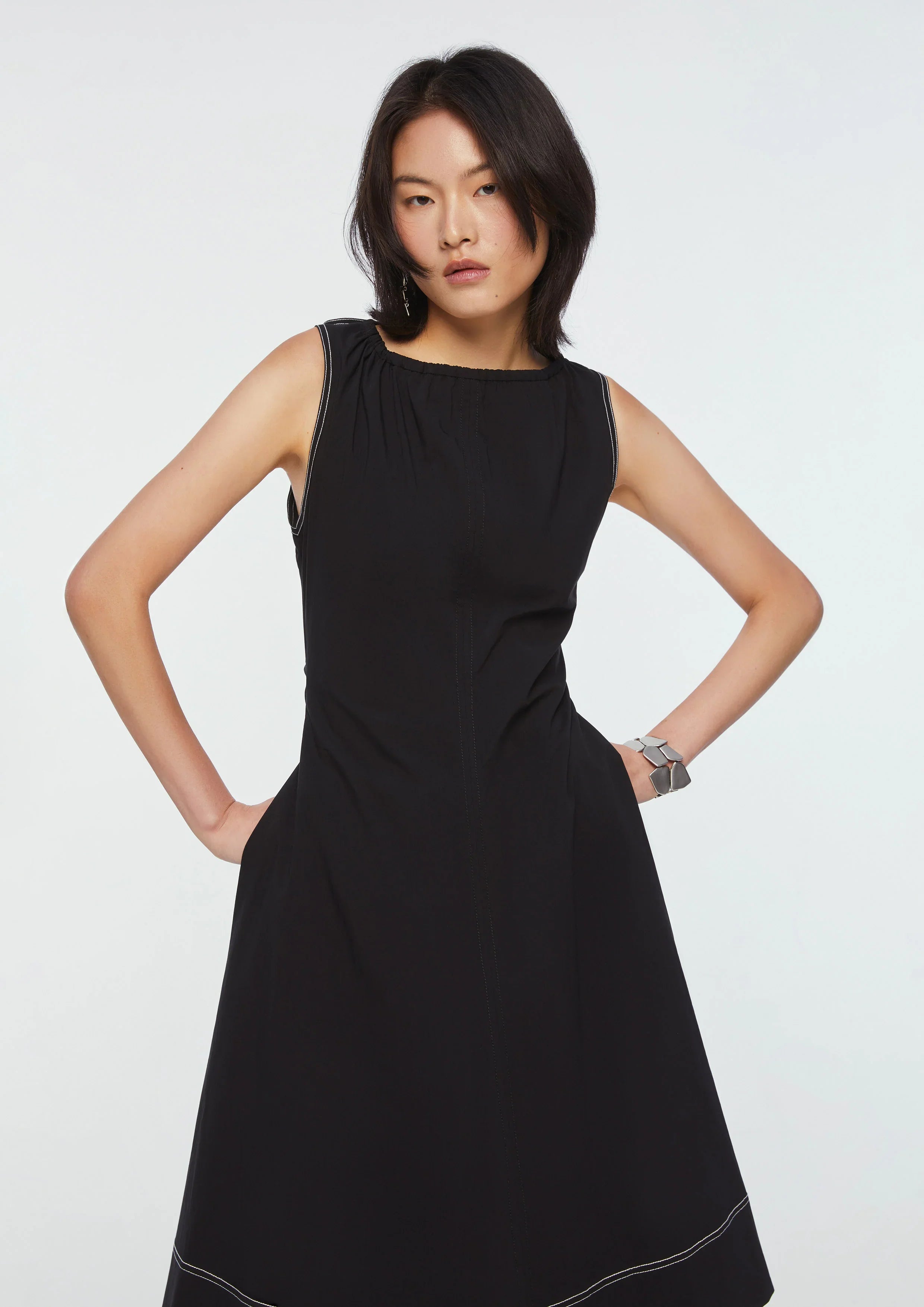 เดรสคลุมเข่าแขนกุด