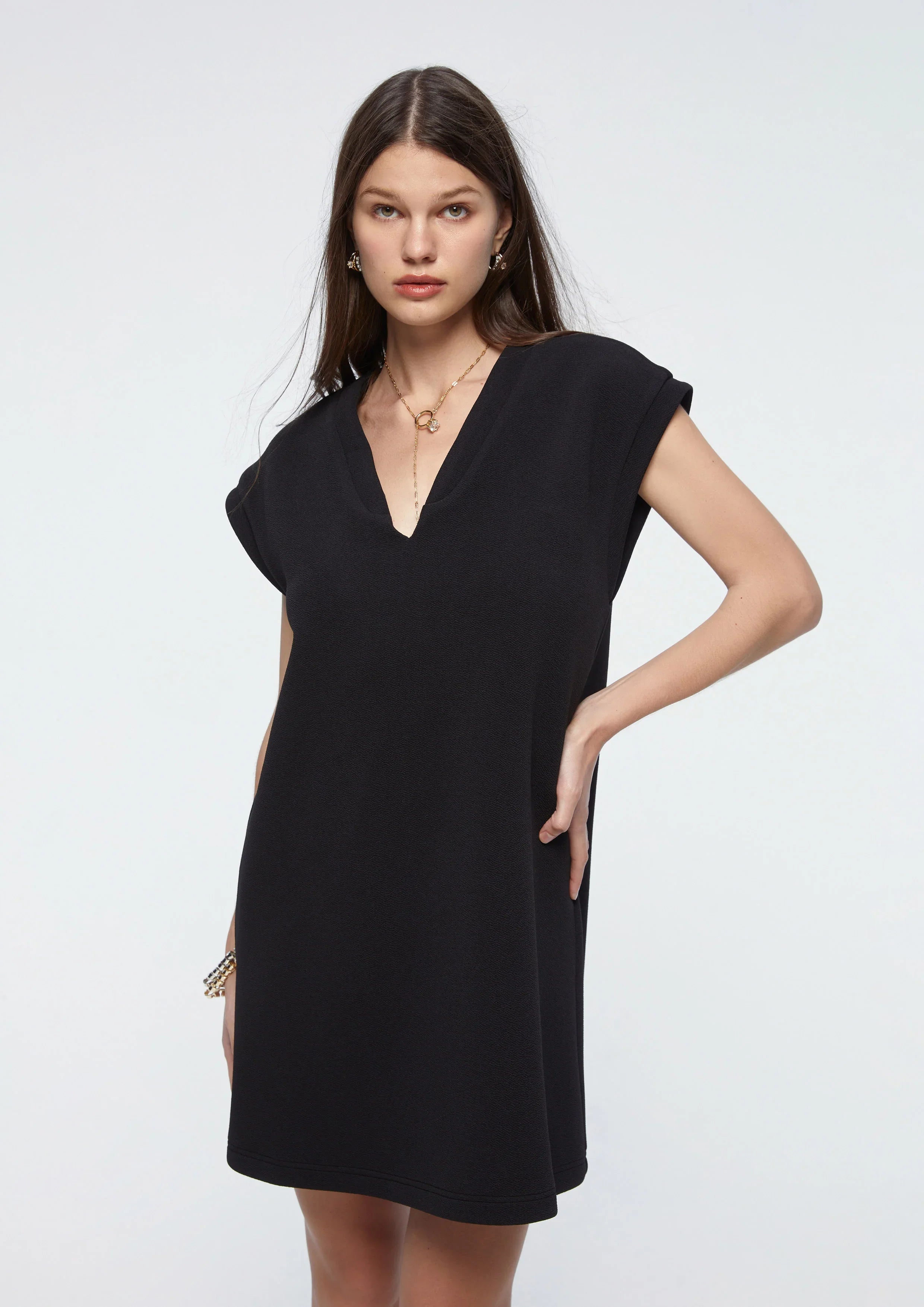 เดรสสั้น คอวี ทรงตรง