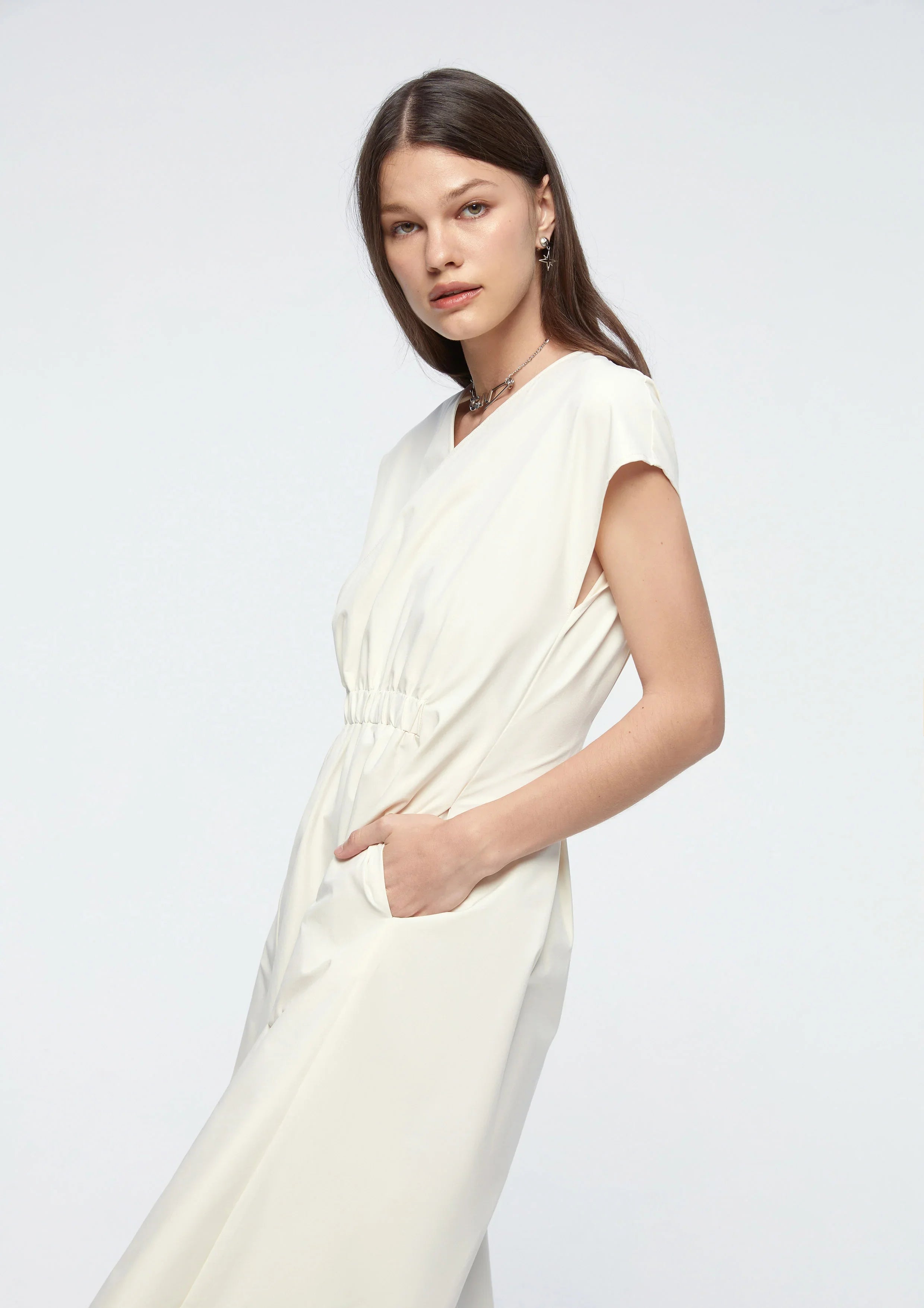 เดรสคลุมเข่าแขนสั้น