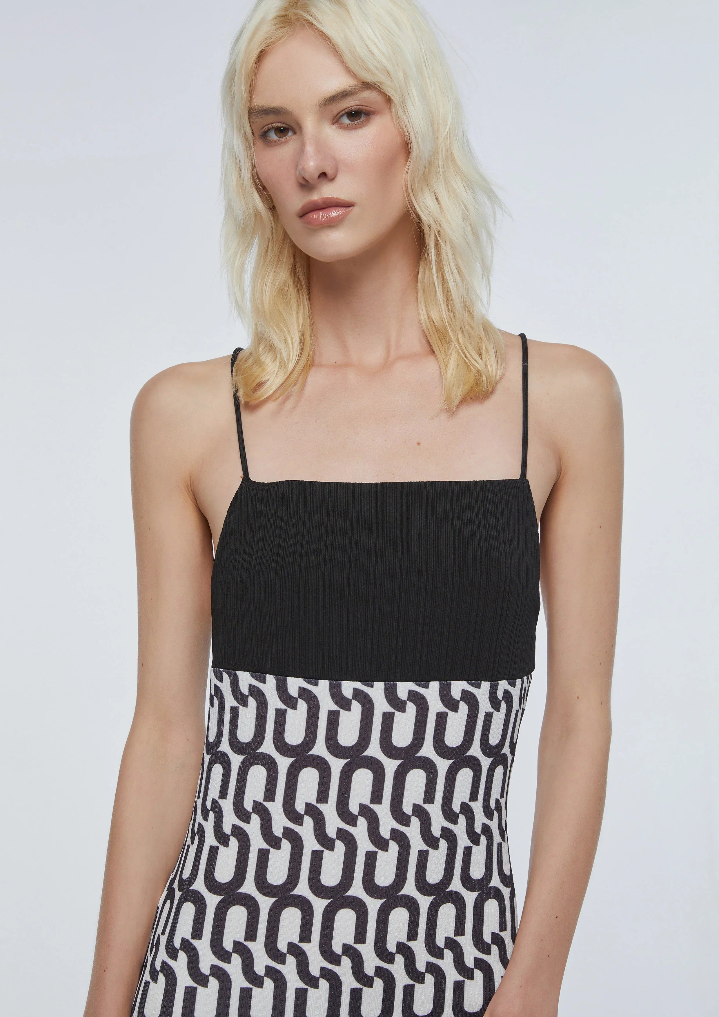 เดรสสั้นสายเสื้อพิมพ์ลายโมโนแกรม