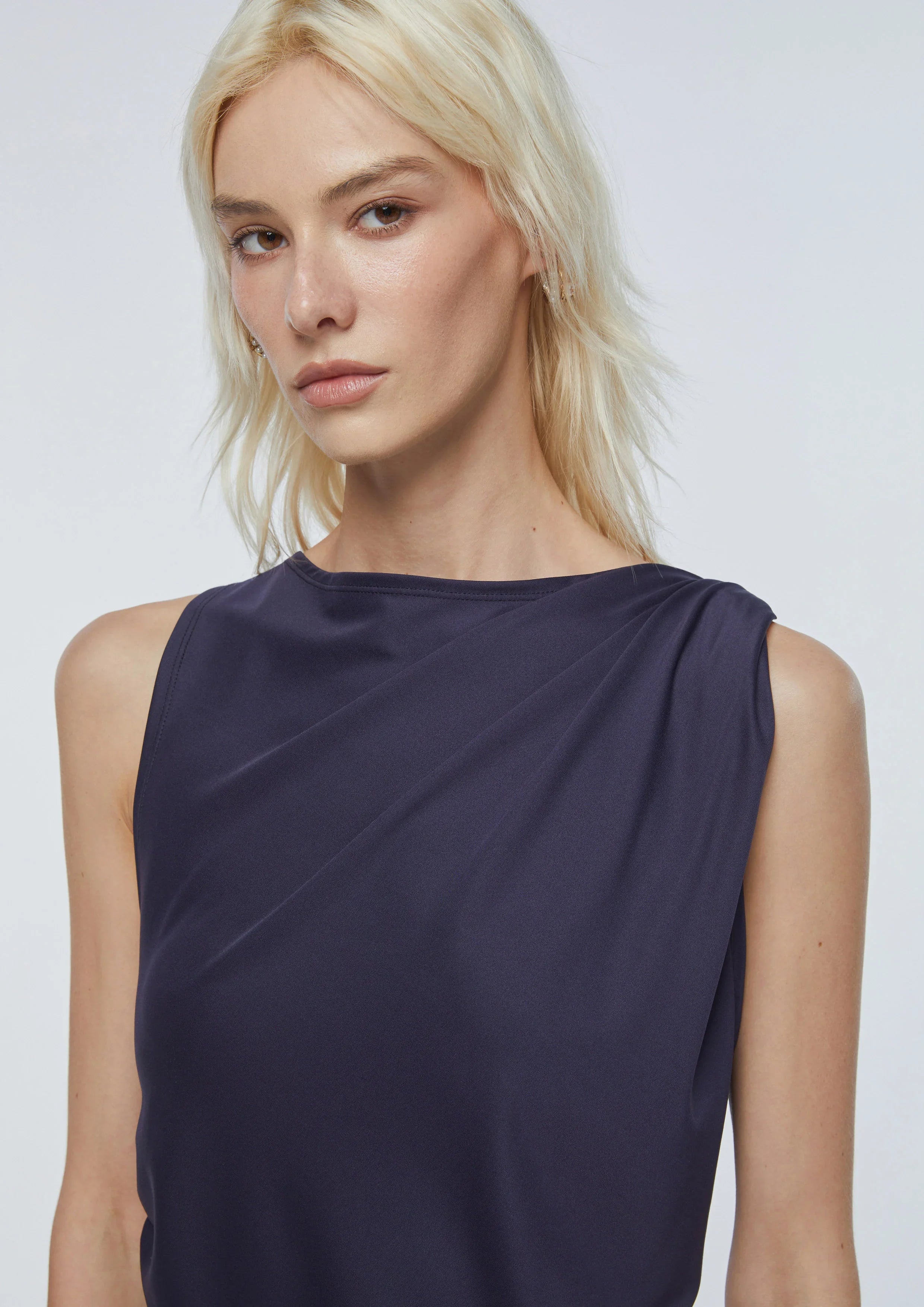 เสื้อแขนกุดสายเสื้อขมวดปม