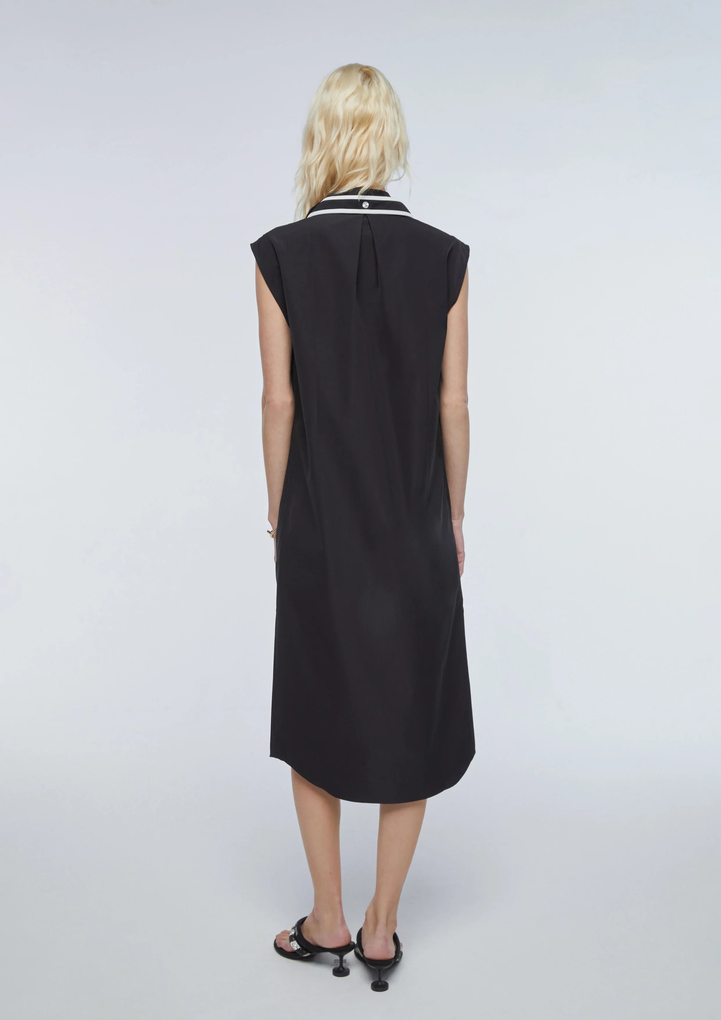 เดรสแขนกุดคอเสื้อผูกโบ