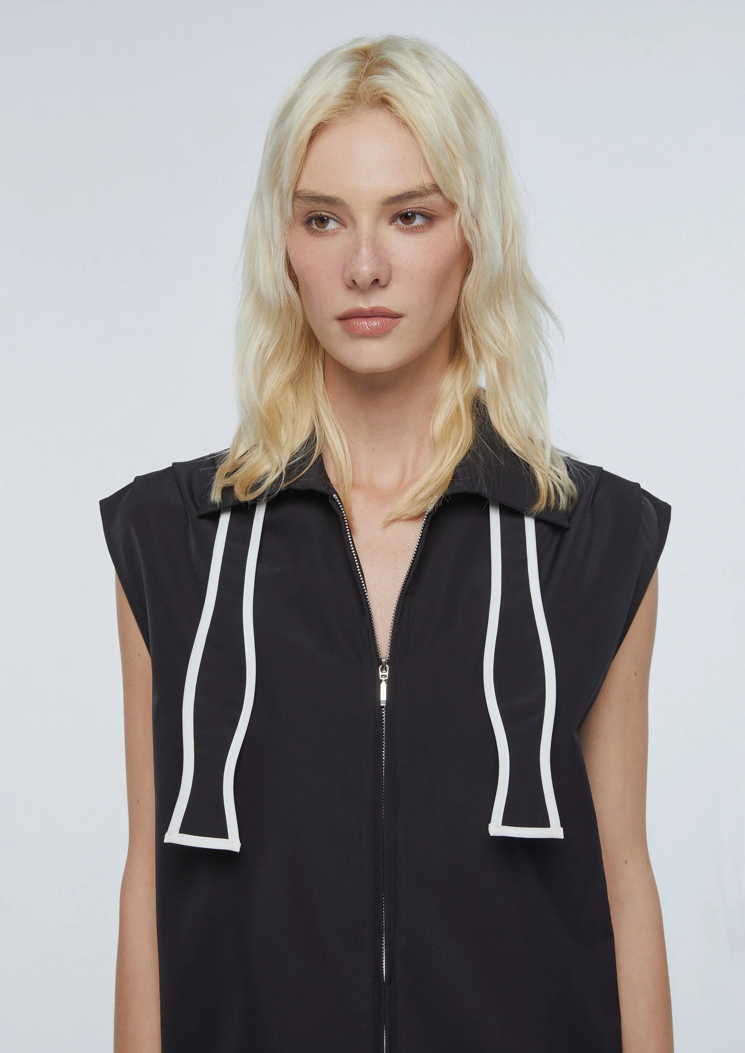 เดรสแขนกุดคอเสื้อผูกโบ