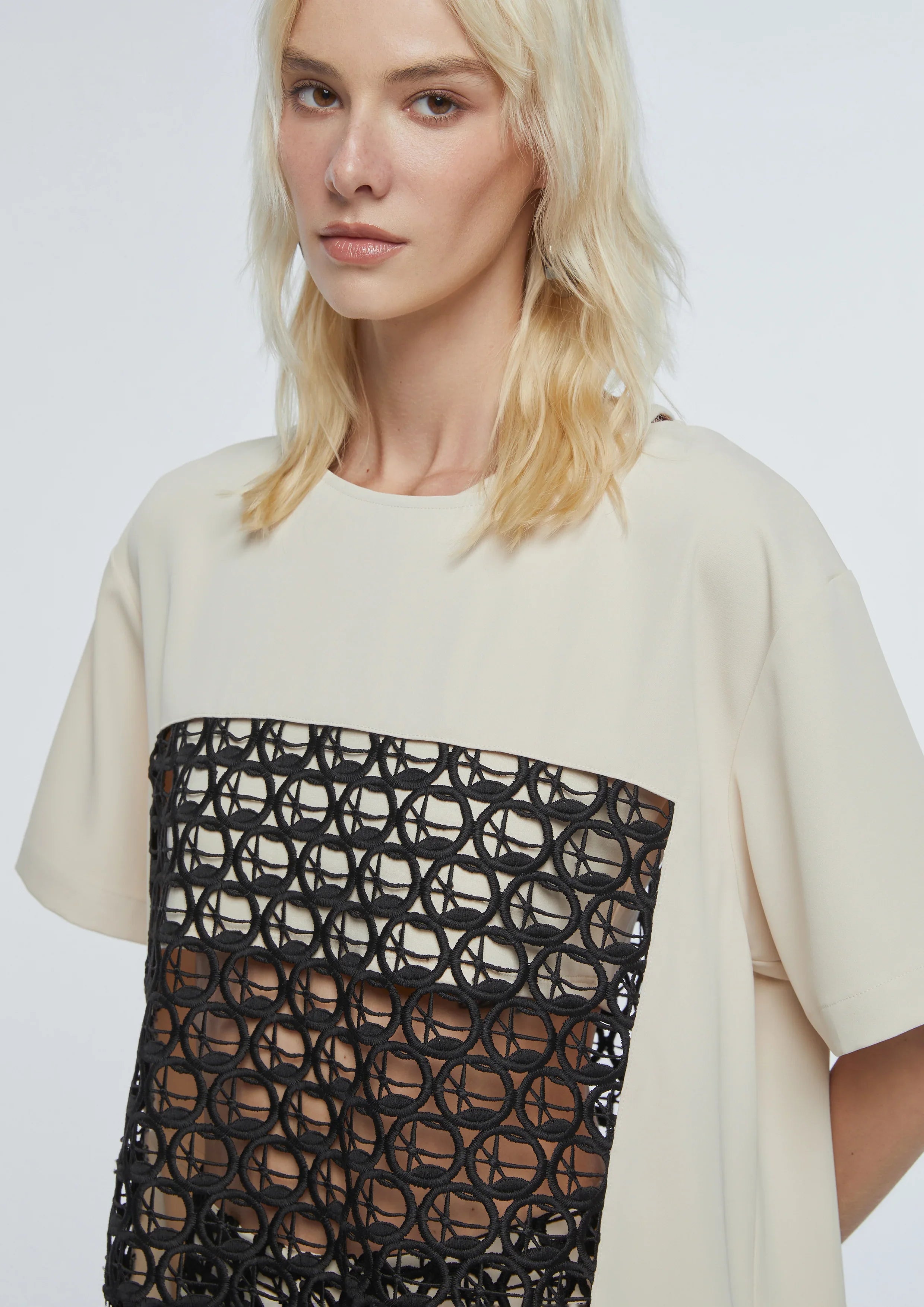 เสื้อยืดแขนสั้นแต่งผ้าตาข่าย