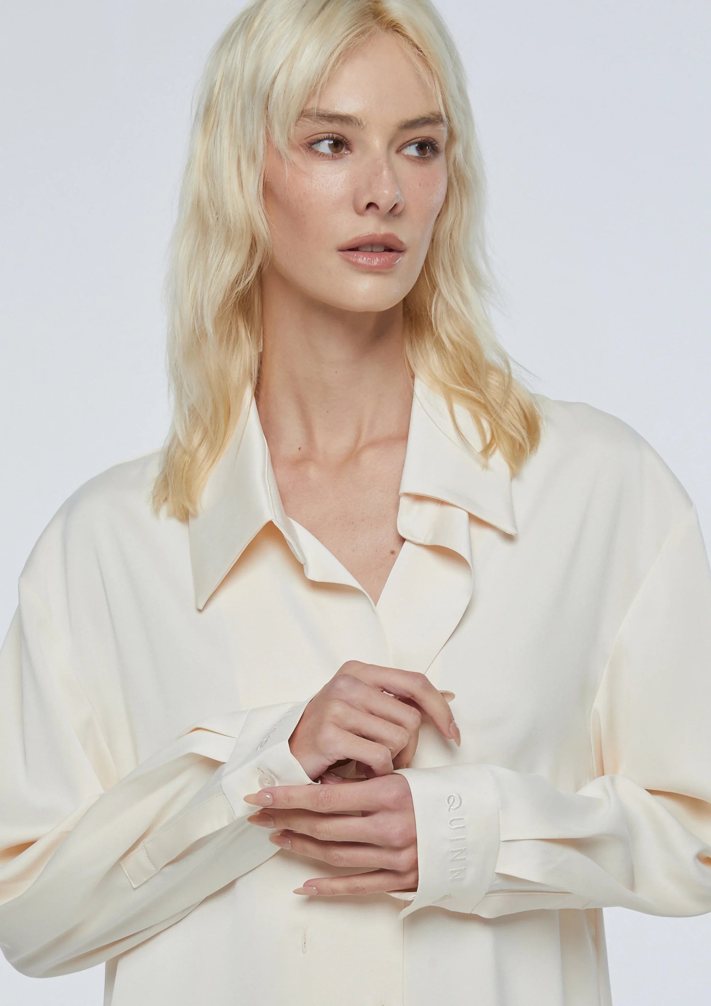 เชิ้ตเดรสติดกระดุมแขนยาว