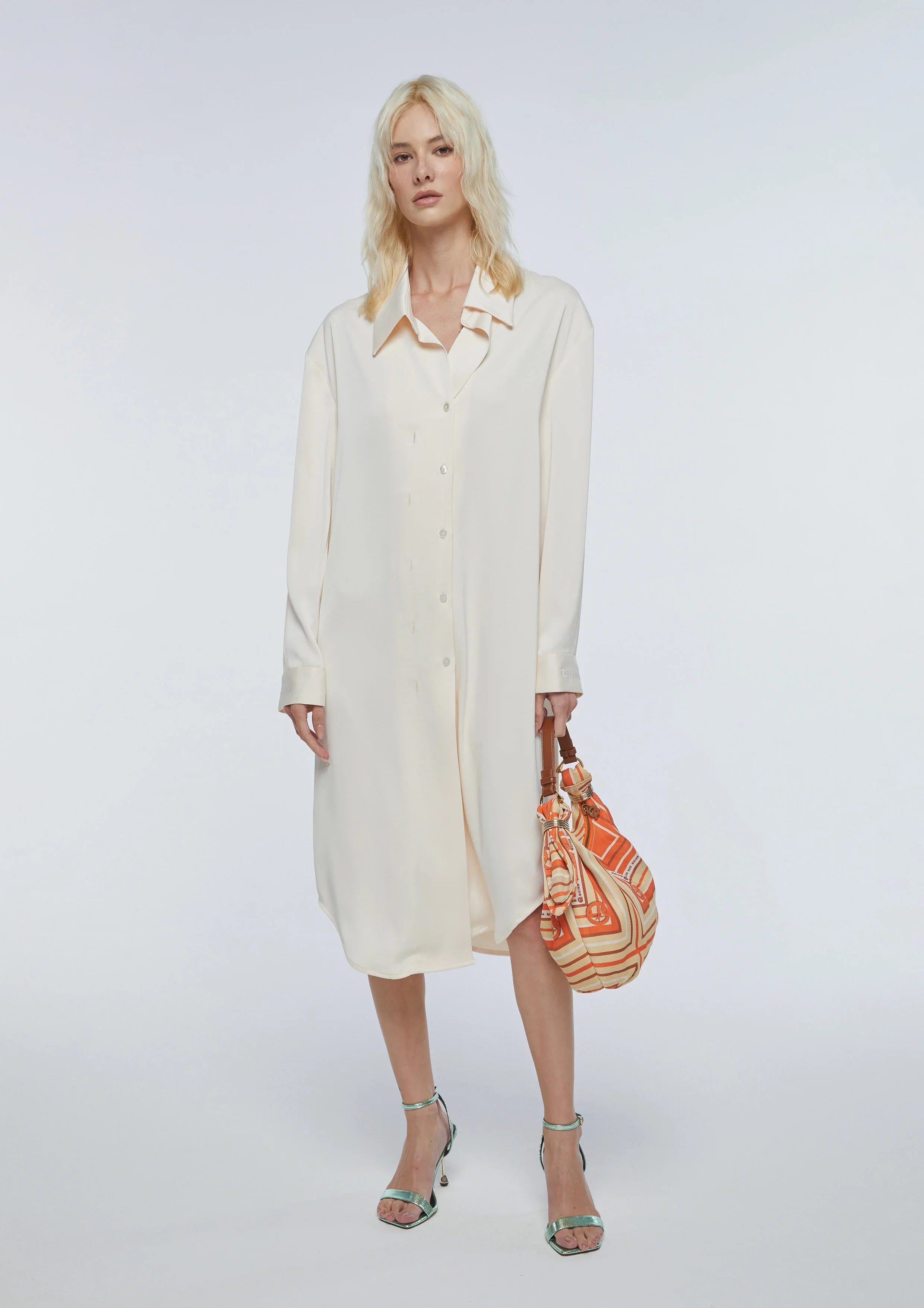 เชิ้ตเดรสติดกระดุมแขนยาว