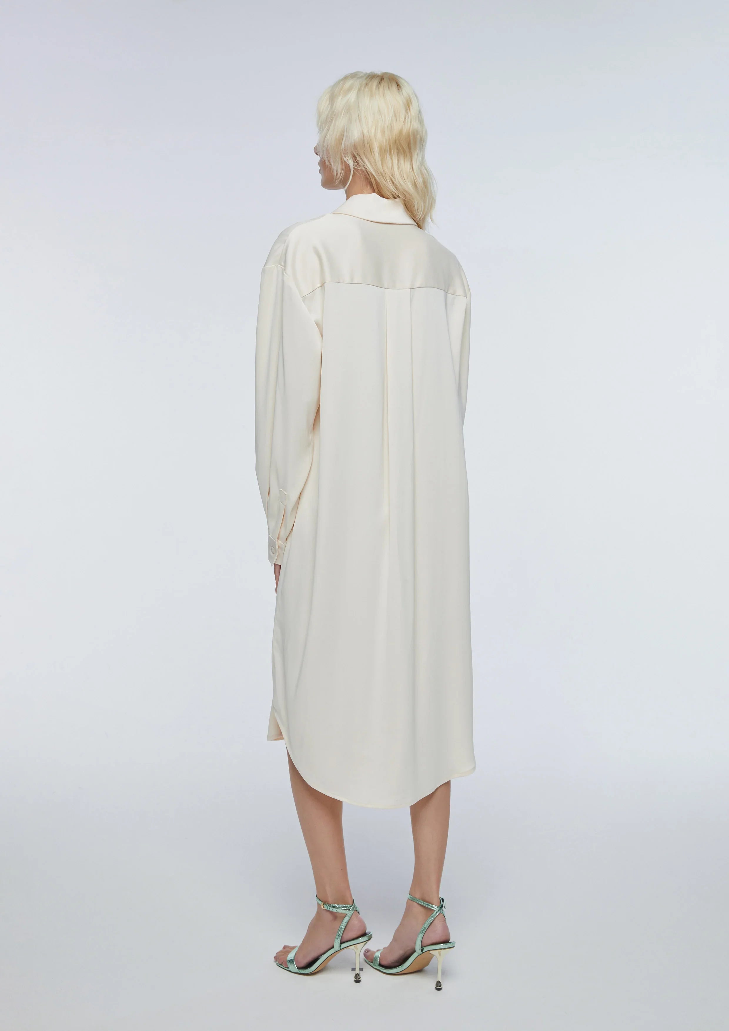 เชิ้ตเดรสติดกระดุมแขนยาว