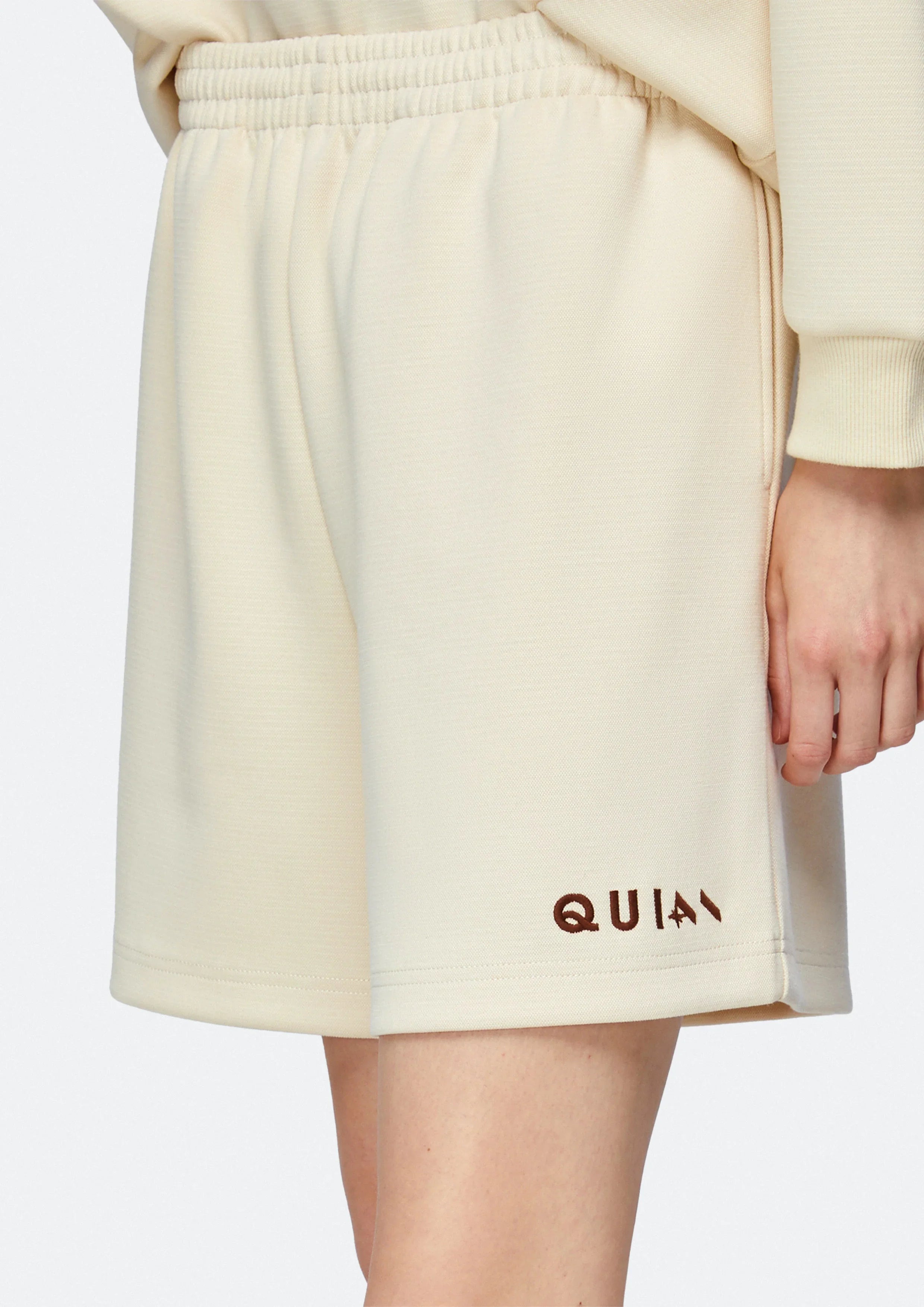 กางเกงขาสั้นปักโลโก้