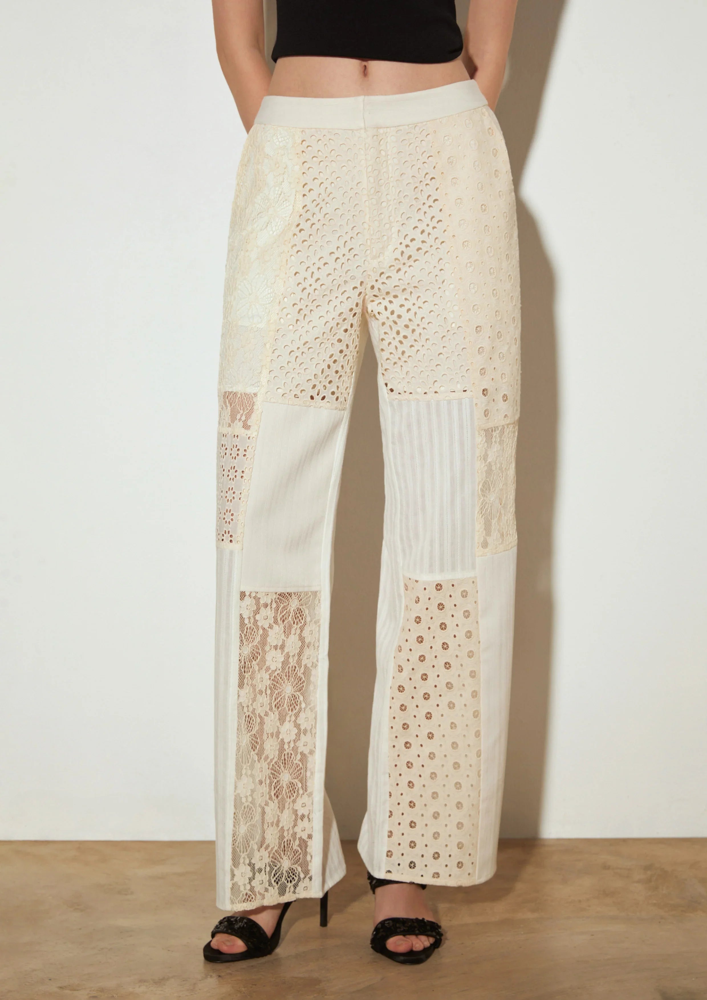 กางเกง ทรงขากว้าง แต่งผ้าฉลุ