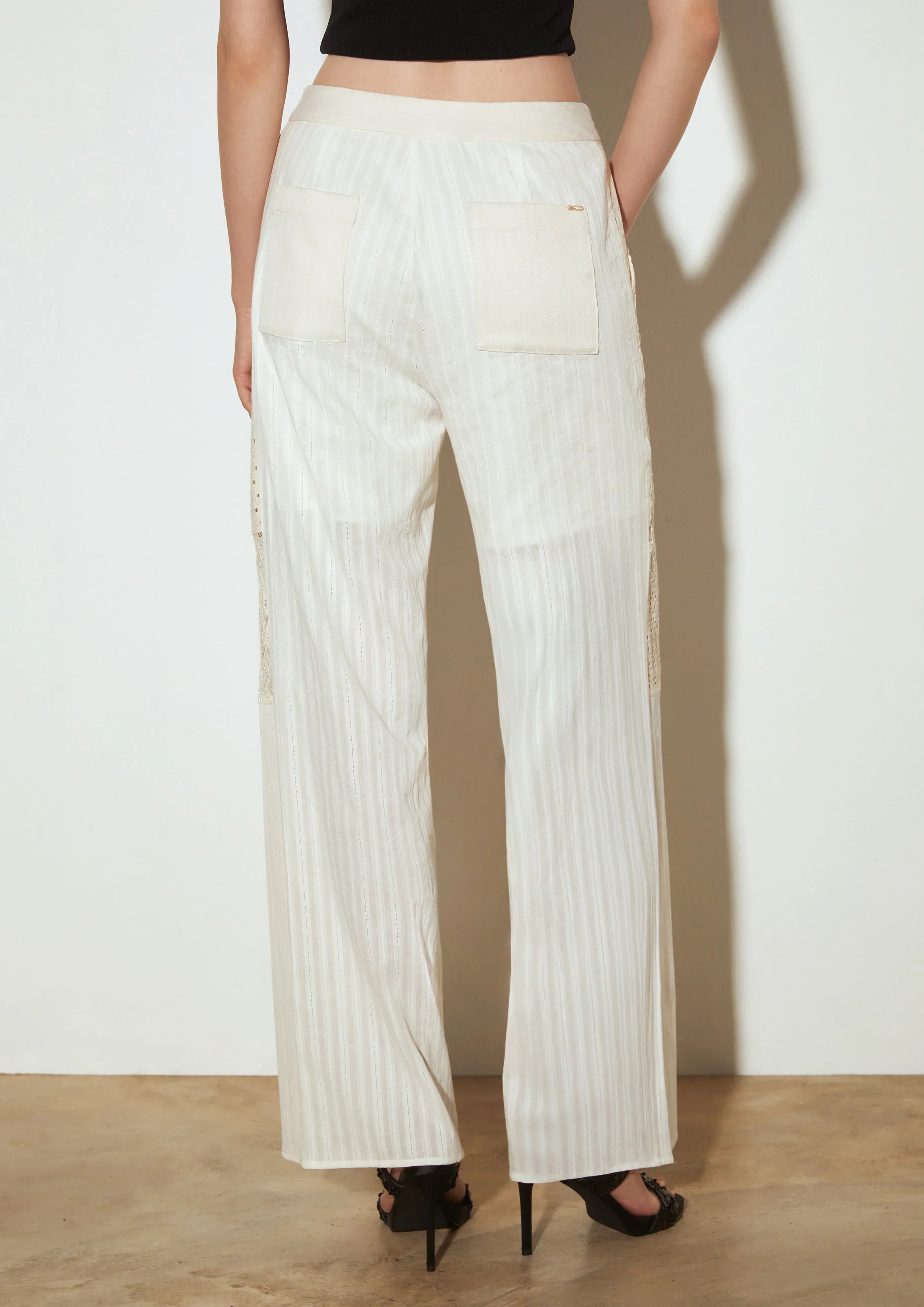 กางเกง ทรงขากว้าง แต่งผ้าฉลุ