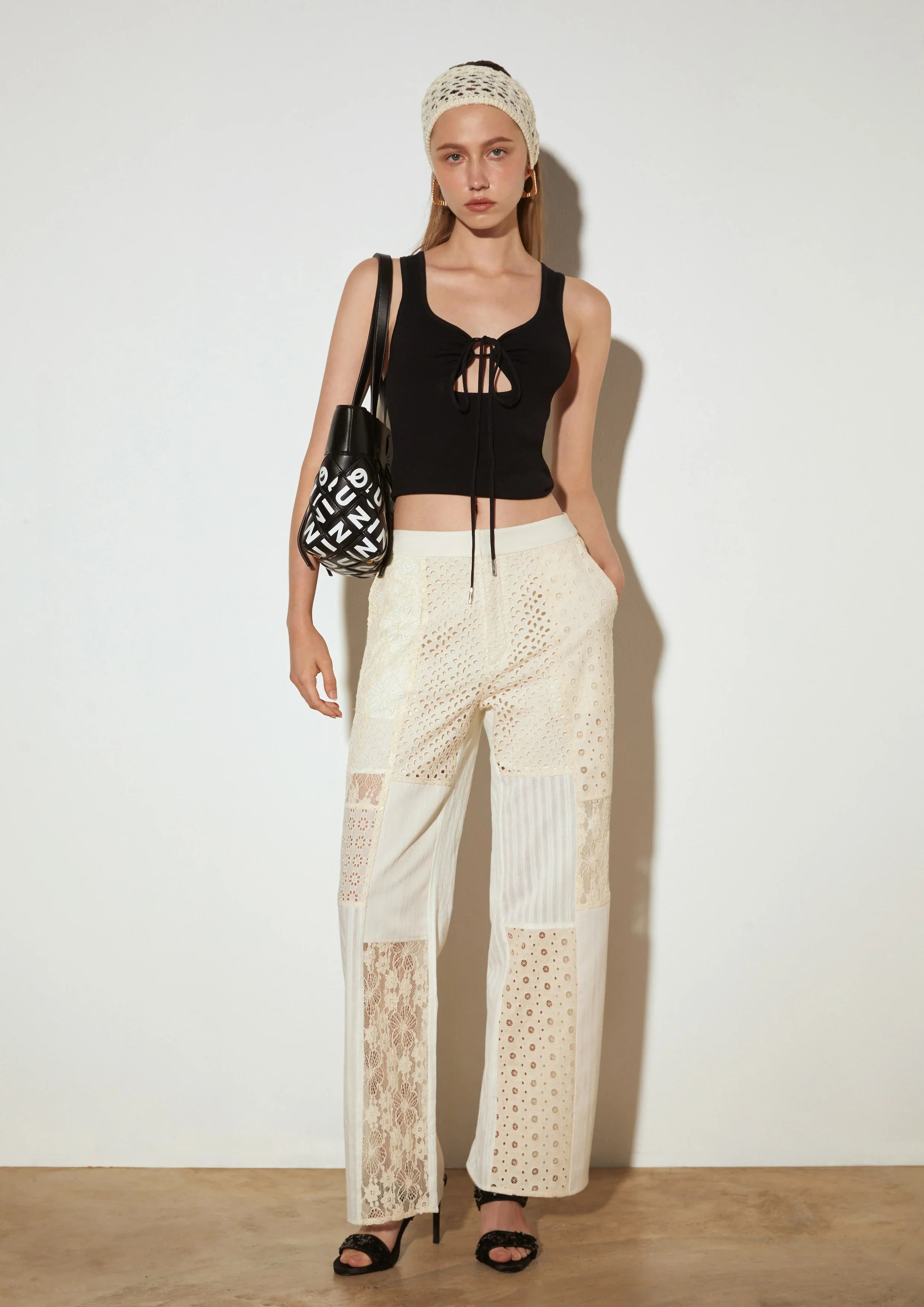 กางเกง ทรงขากว้าง แต่งผ้าฉลุ