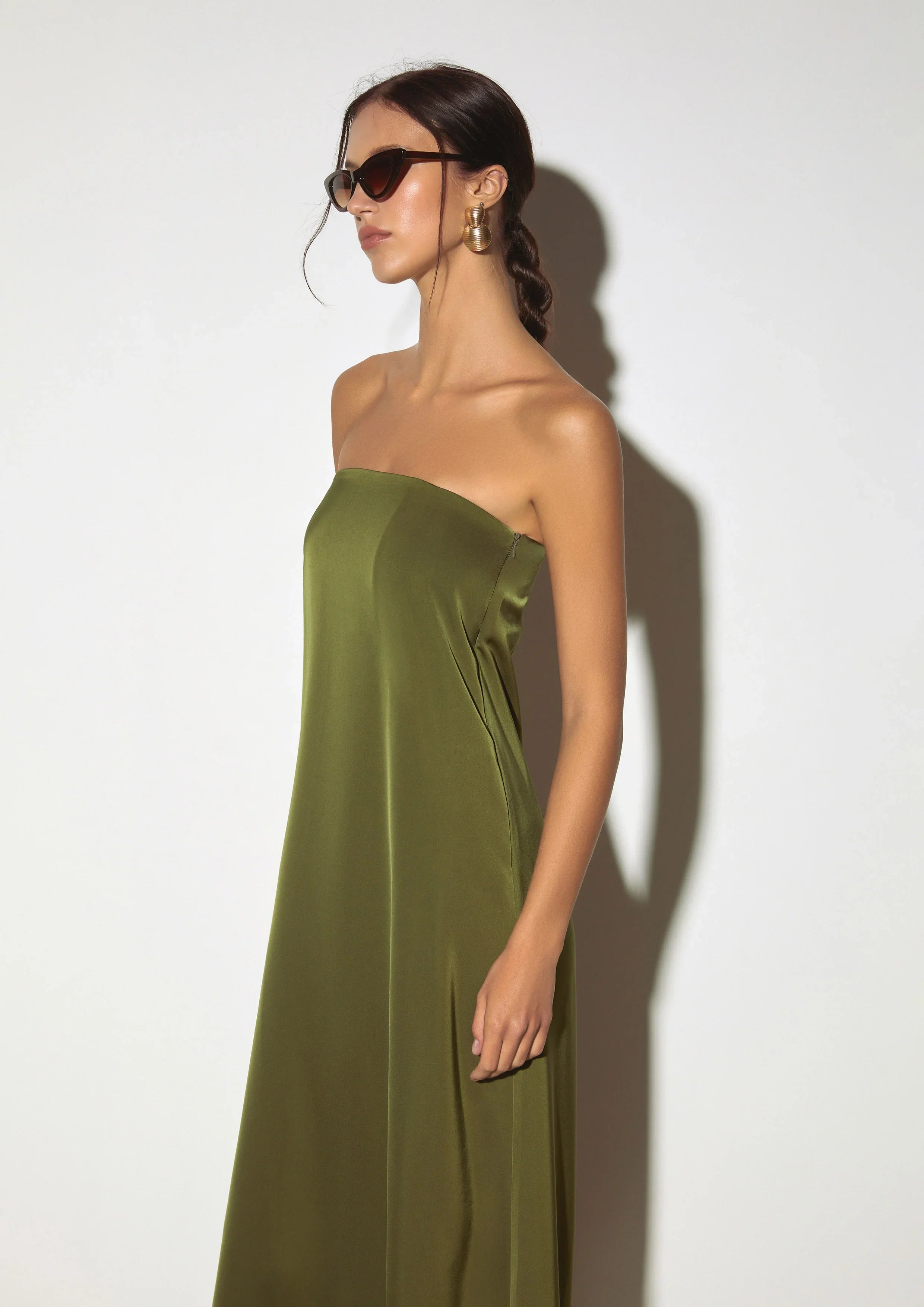 เดรสยาว เปืดไหล่ แต่งจับจีบ