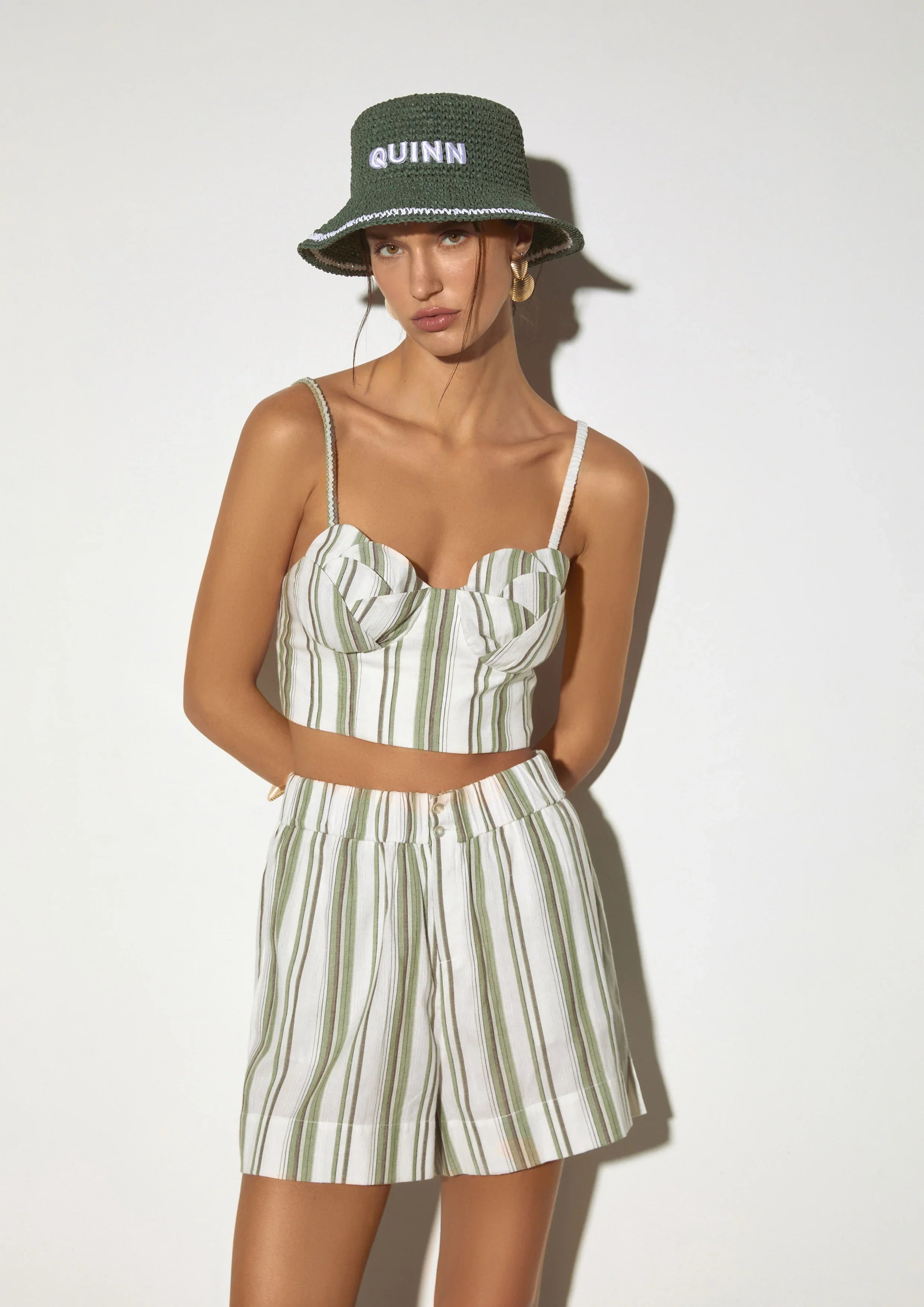 เซ็ตบราครอป และกางเกงขาสั้น ลายทาง