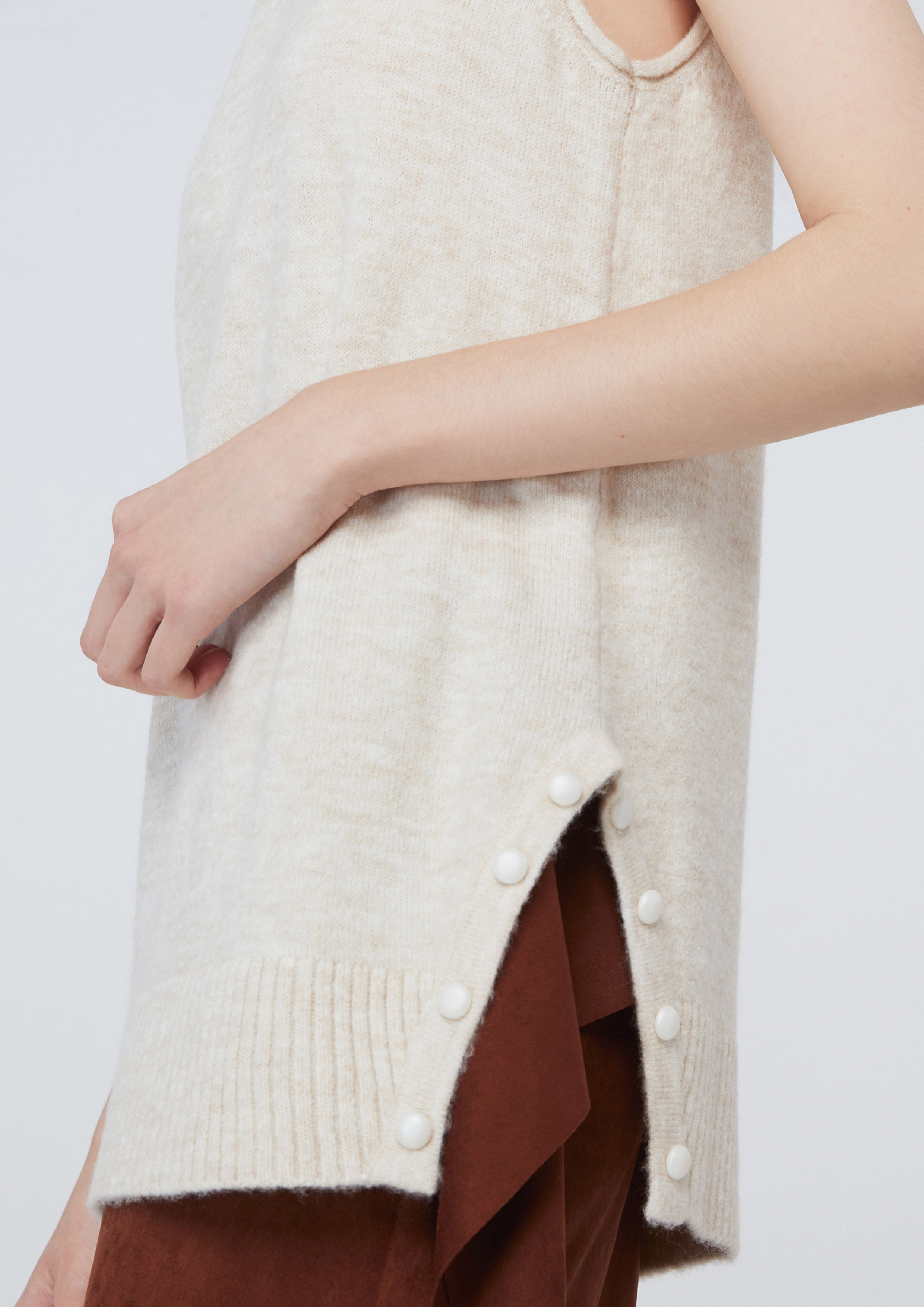 เสื้อนิตแขนกุด