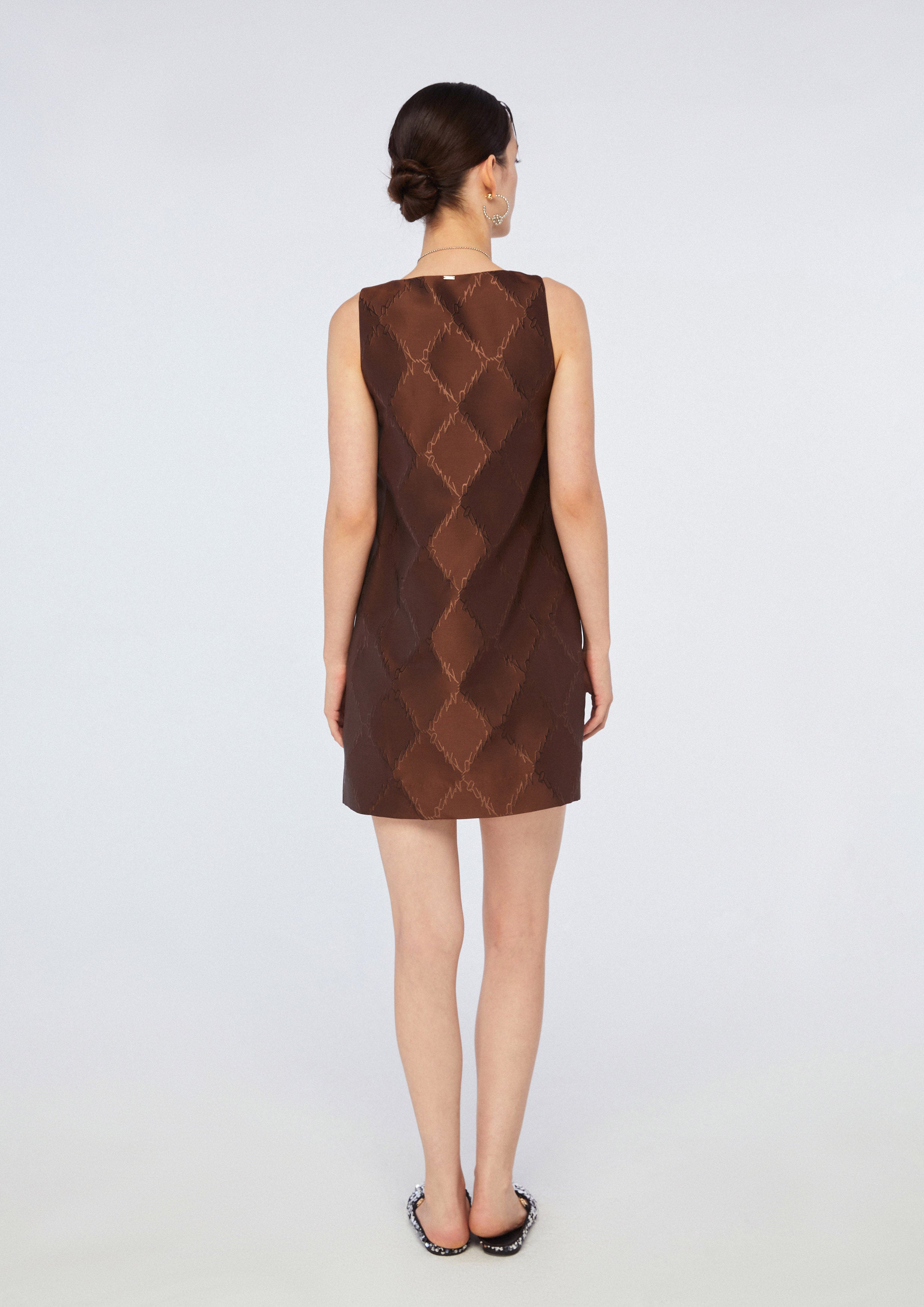 เดรสสั้นปักโลโก้